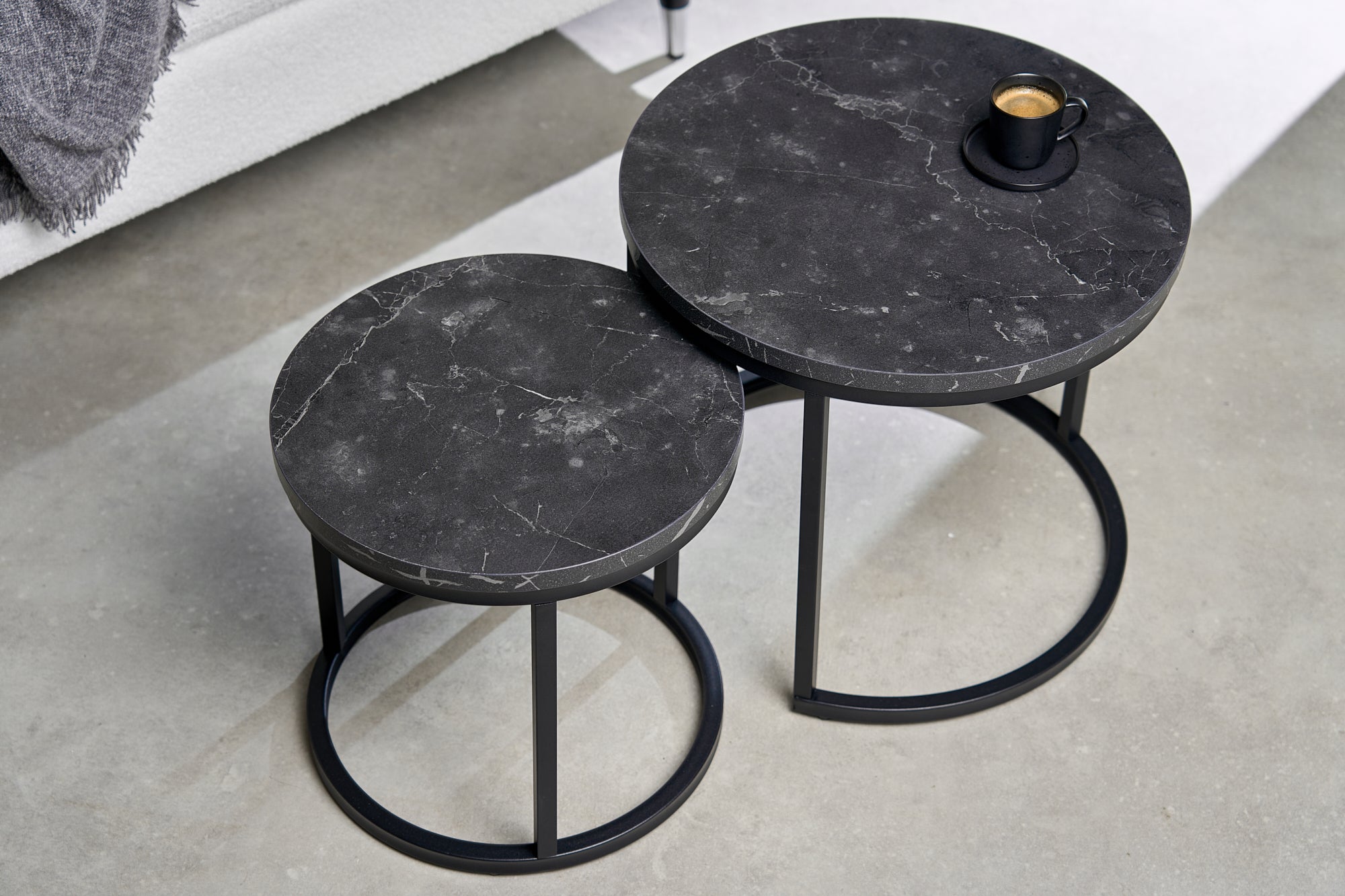 Lote de 2 mesas auxiliares ELEGANCE 45cm de mármol negro con estructura redonda de metal