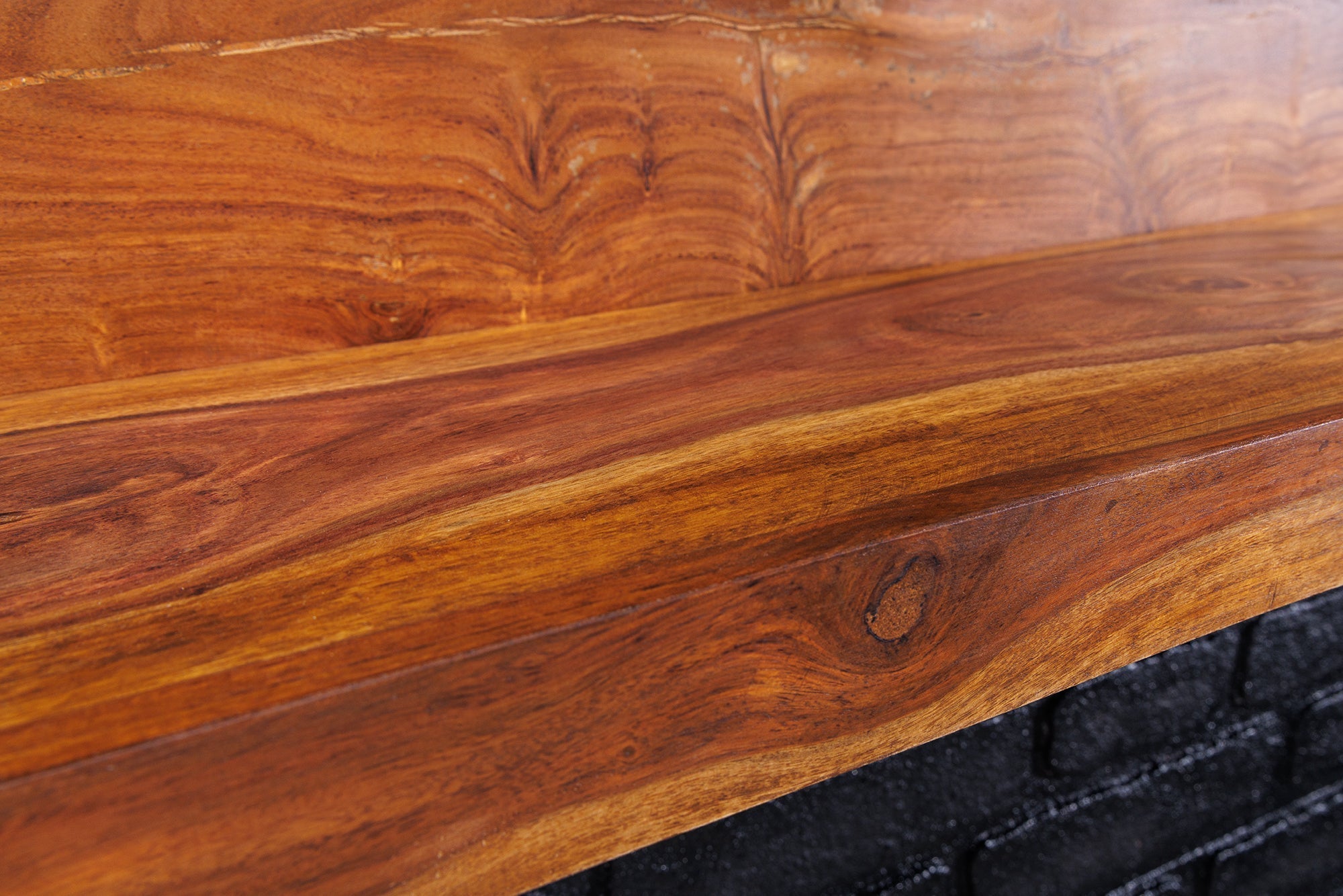 Massives Wandregal MAKASSAR 140cm braun Sheeshamholz stone finish