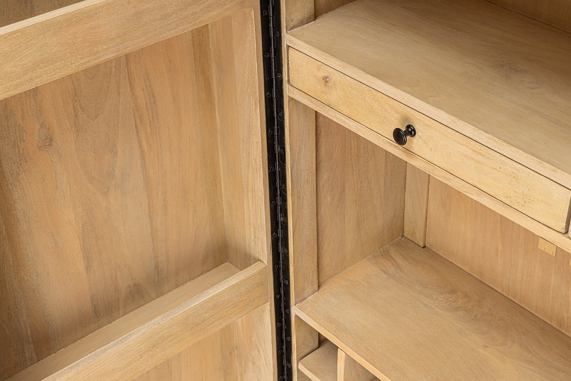 Meuble bar design ART DECO 140cm bois de manguier cérusé blanc façade 3D