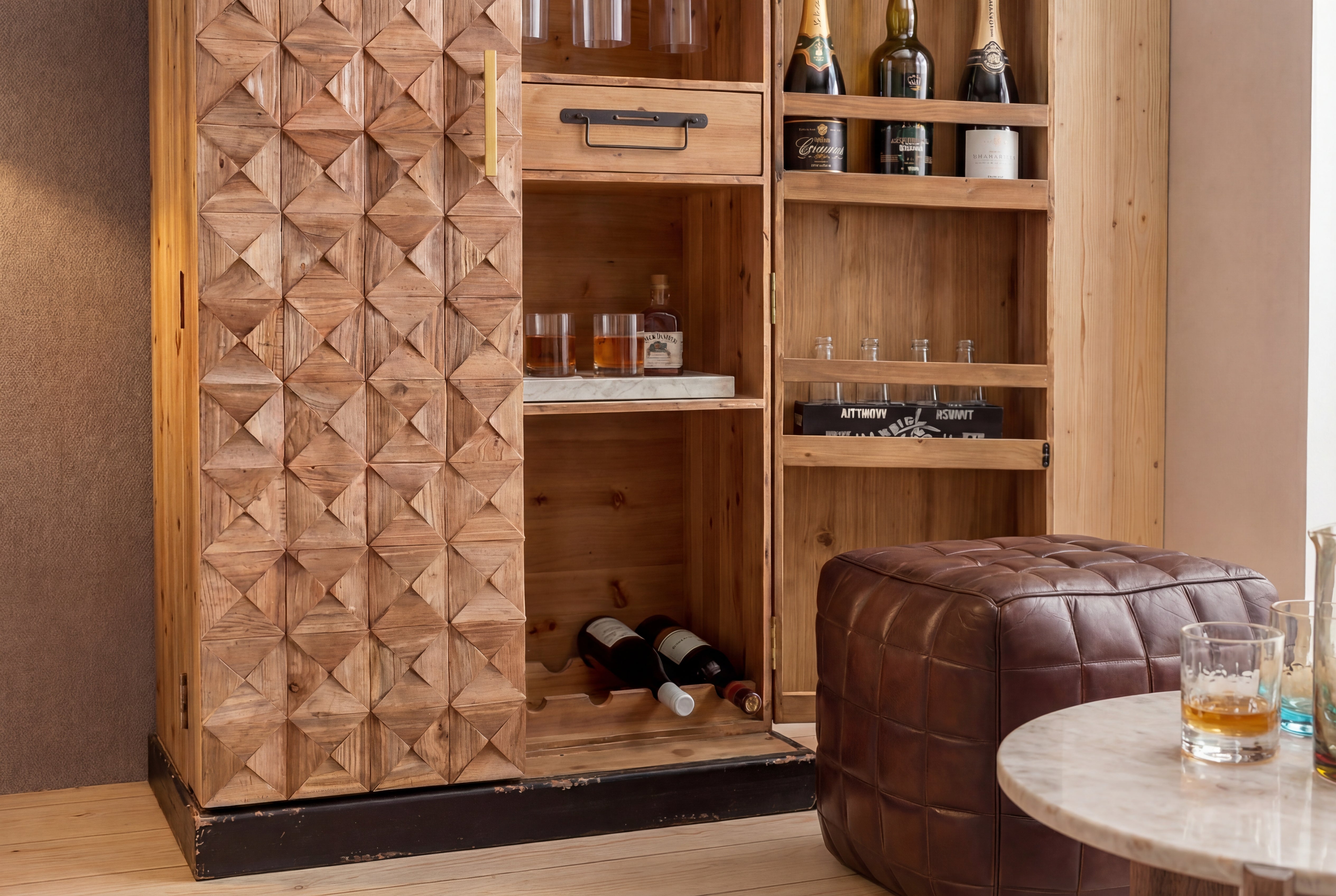 Meuble bar design BODEGA 120cm en bois de pin naturel avec façade 3D et étagère à bouteilles