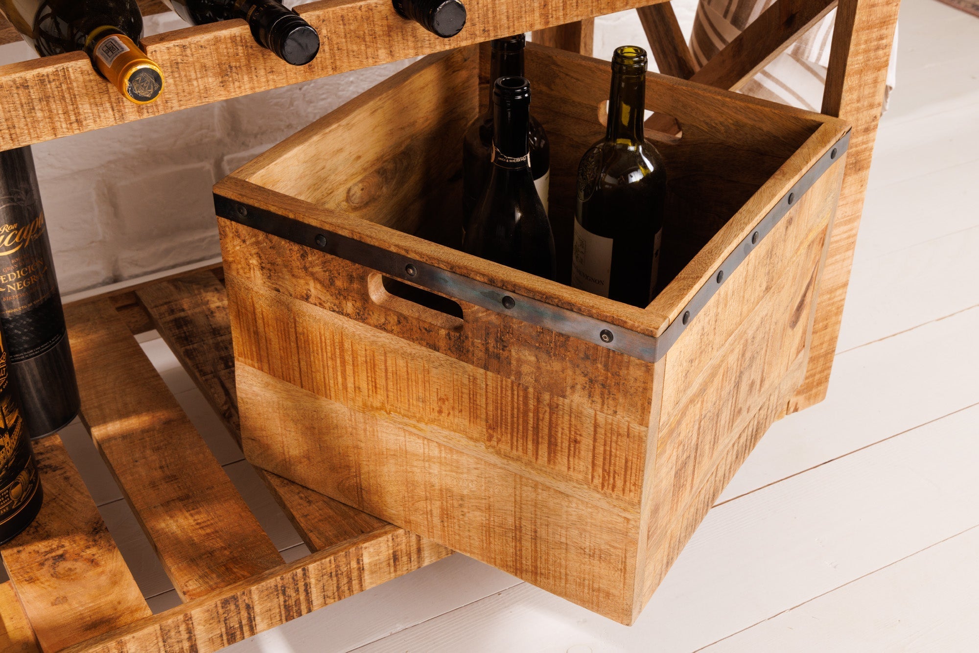 Meuble bar industriel BODEGA Chariot de service en manguier 86cm avec casier à bouteilles et suspension