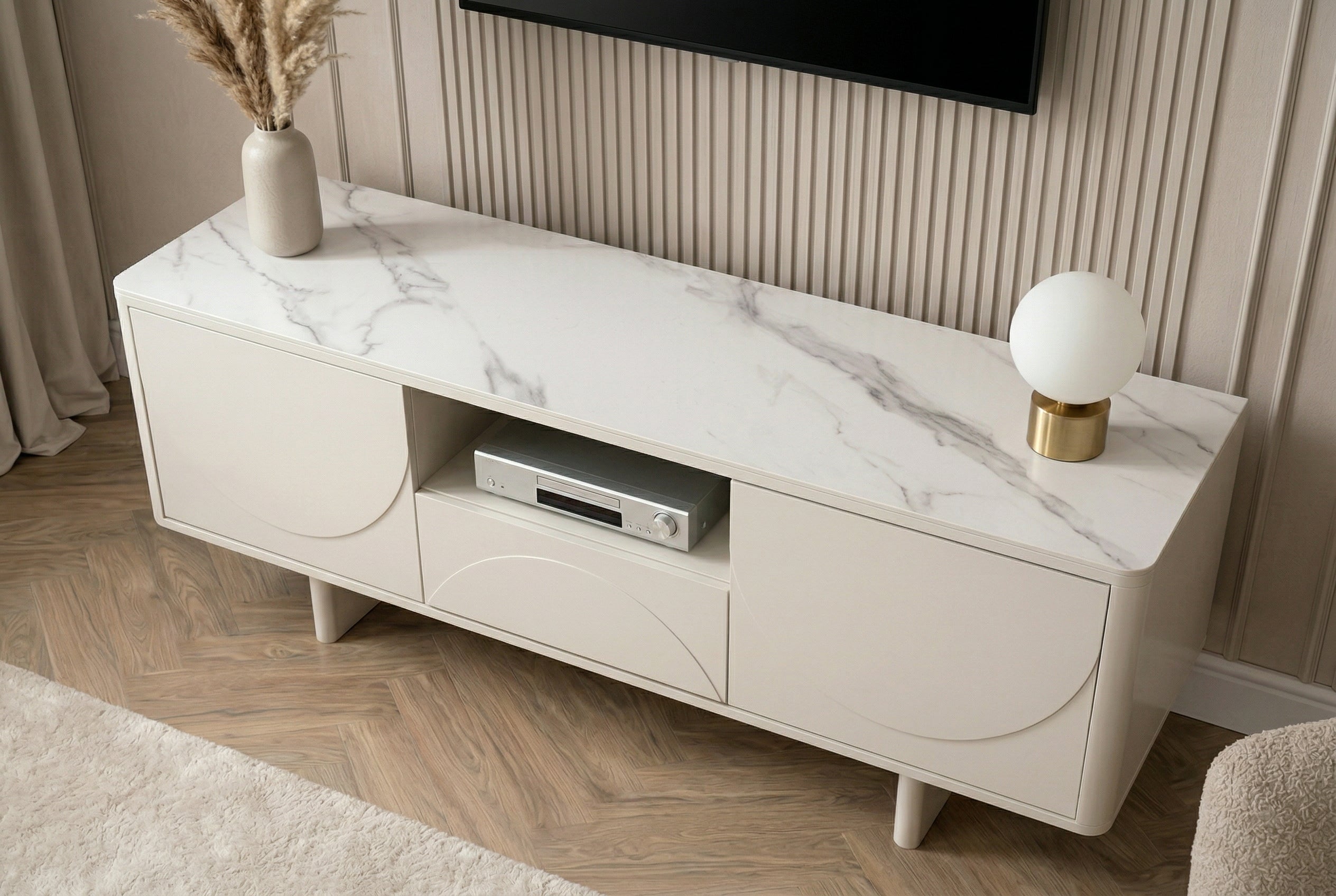 Meuble TV design SAVOY 150cm cachemire marbre blanc céramique avec rangements et façade 3D