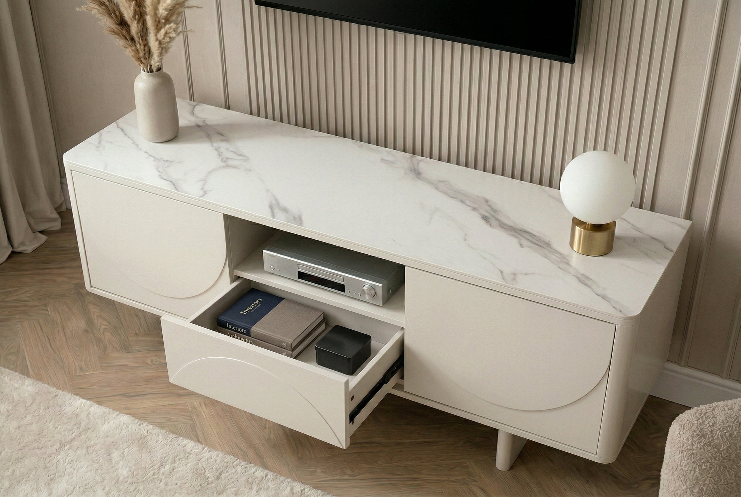 Meuble TV design SAVOY 150cm cachemire marbre blanc céramique avec rangements et façade 3D