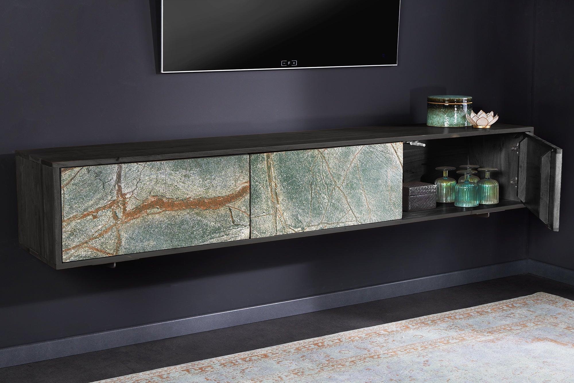 Meuble TV en bois massif MOUNTAIN SOUL 160cm noir suspendu véritable pierre naturelle d’acacia