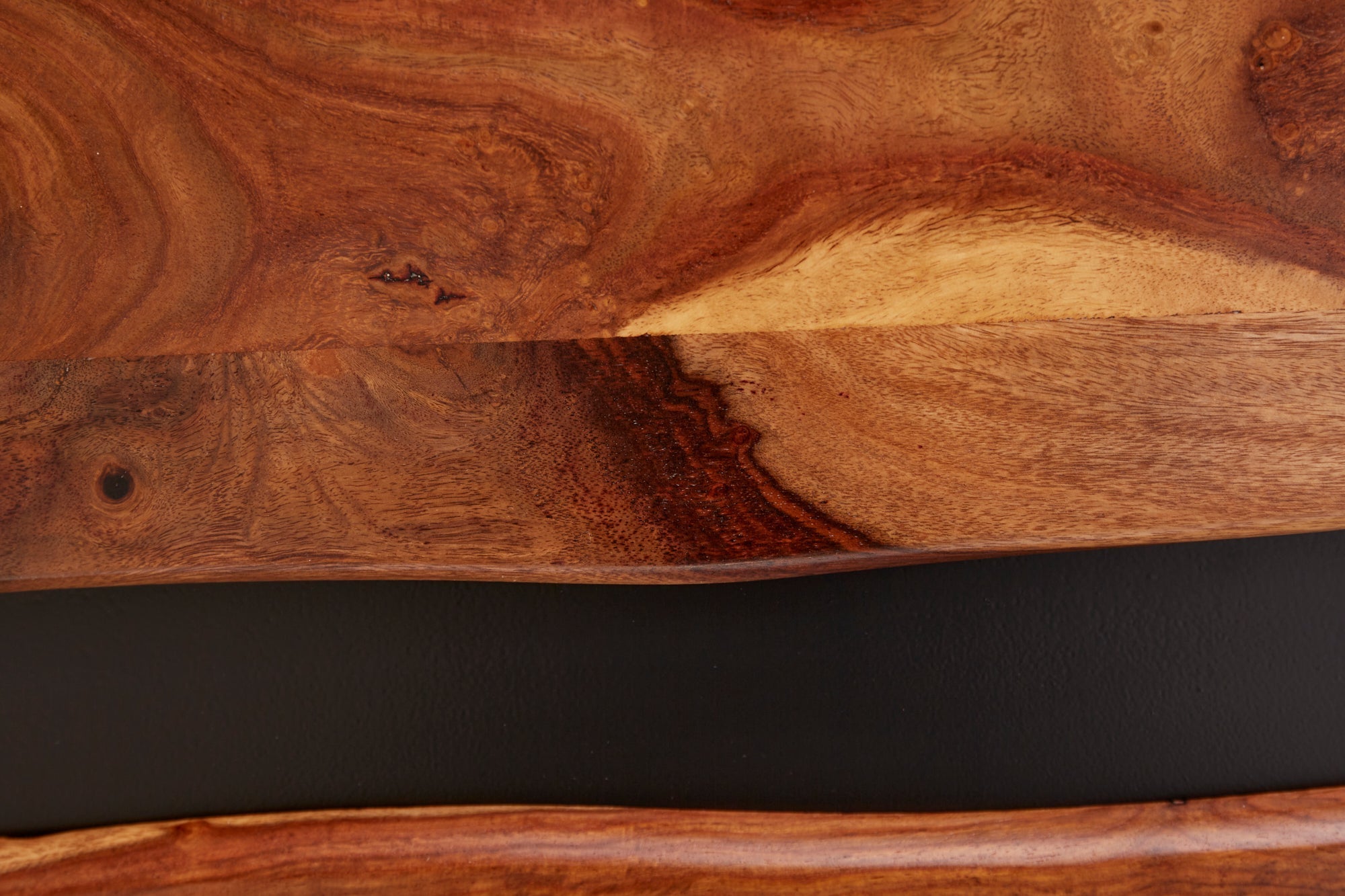 Meuble TV massif AMAZONAS 160cm en bois de Sesham marron avec bordure en arbre