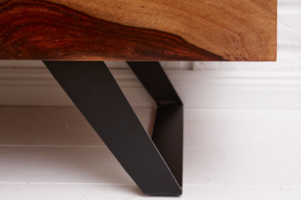 Meuble TV massif AMAZONAS 160cm en bois de Sesham marron avec bordure en arbre