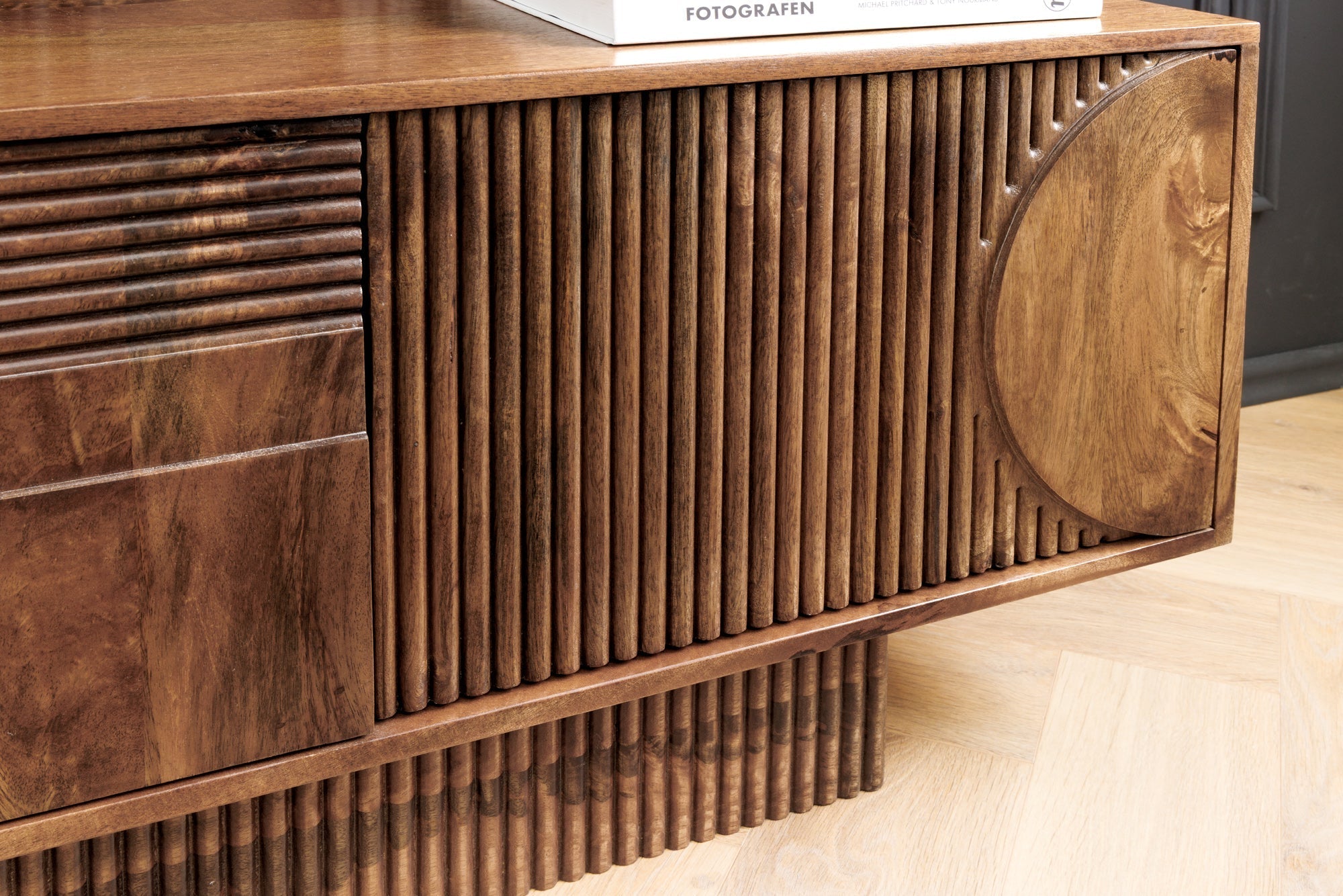 Meuble TV massif ART DECO 200cm meuble bas en manguier marron façade 3D