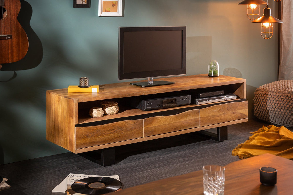 Meuble TV massif MAMMUT 160cm acacia finition miel meuble bas bord d’arbre en métal