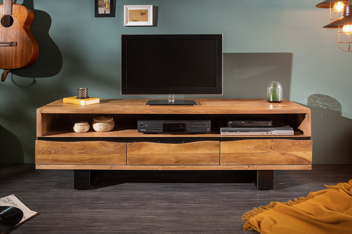 Meuble TV massif MAMMUT 160cm acacia finition miel meuble bas bord d’arbre en métal