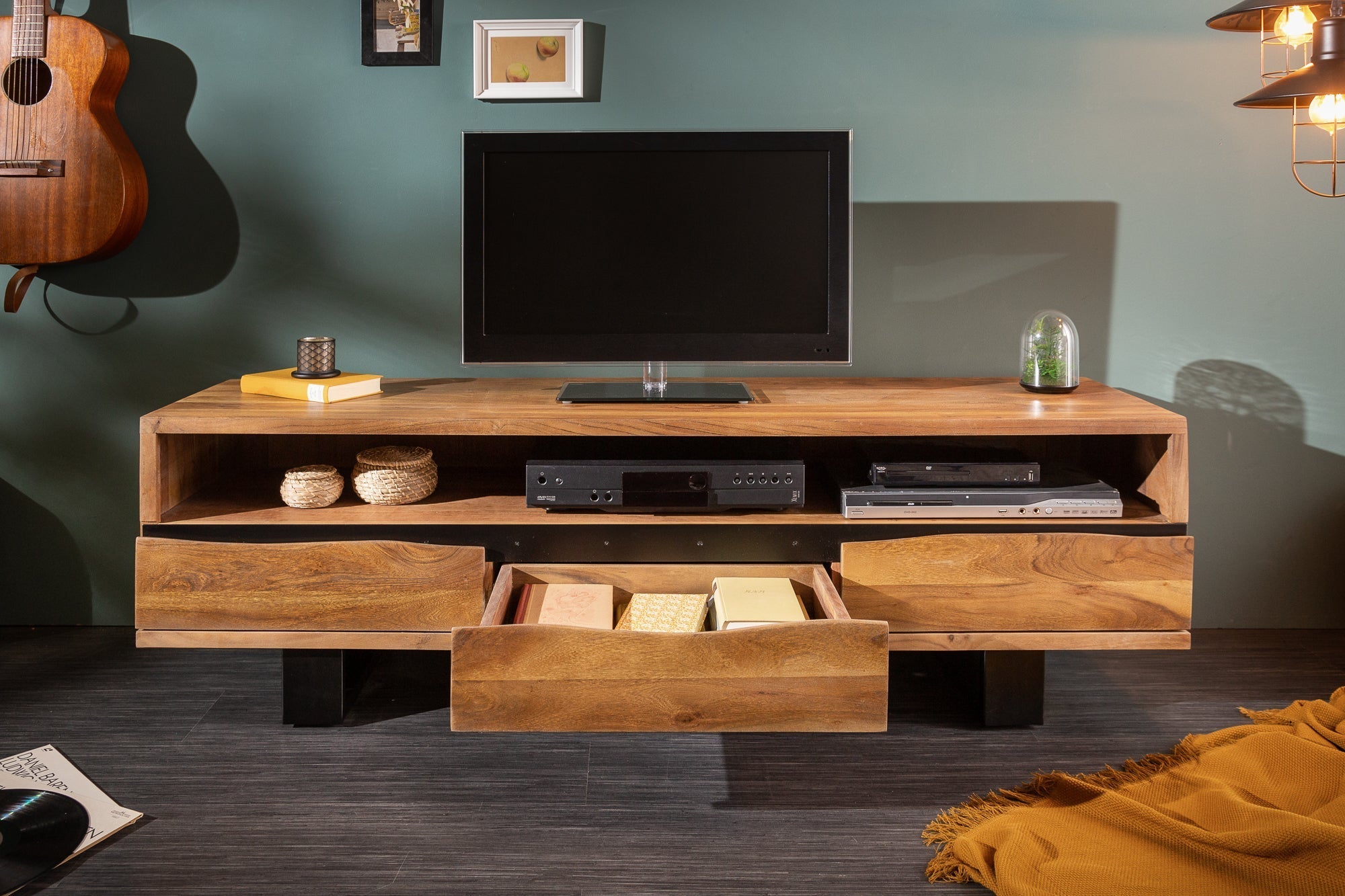 Meuble TV massif MAMMUT 160cm acacia finition miel meuble bas bord d’arbre en métal