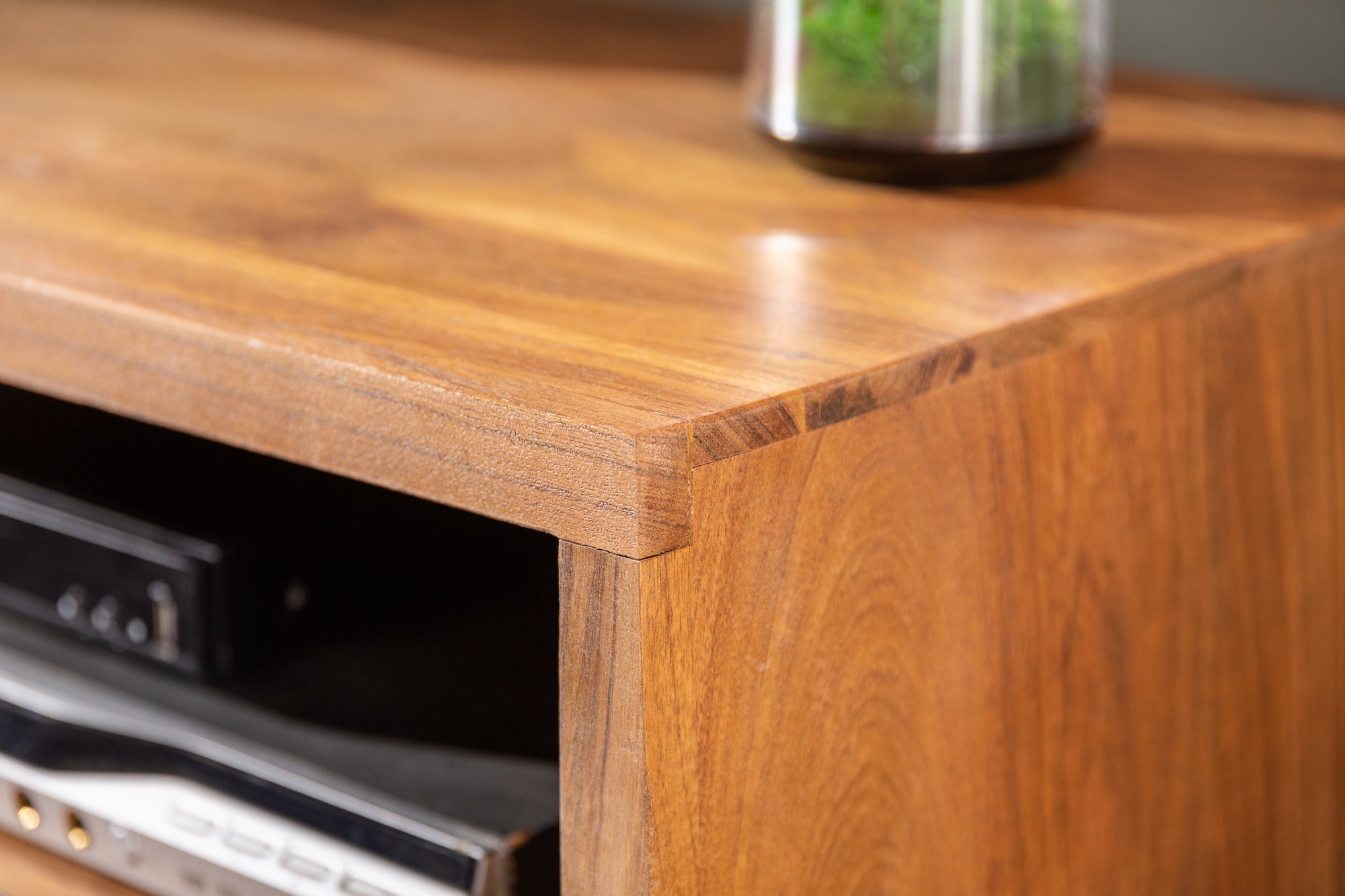 Meuble TV massif MAMMUT 160cm acacia finition miel meuble bas bord d’arbre en métal