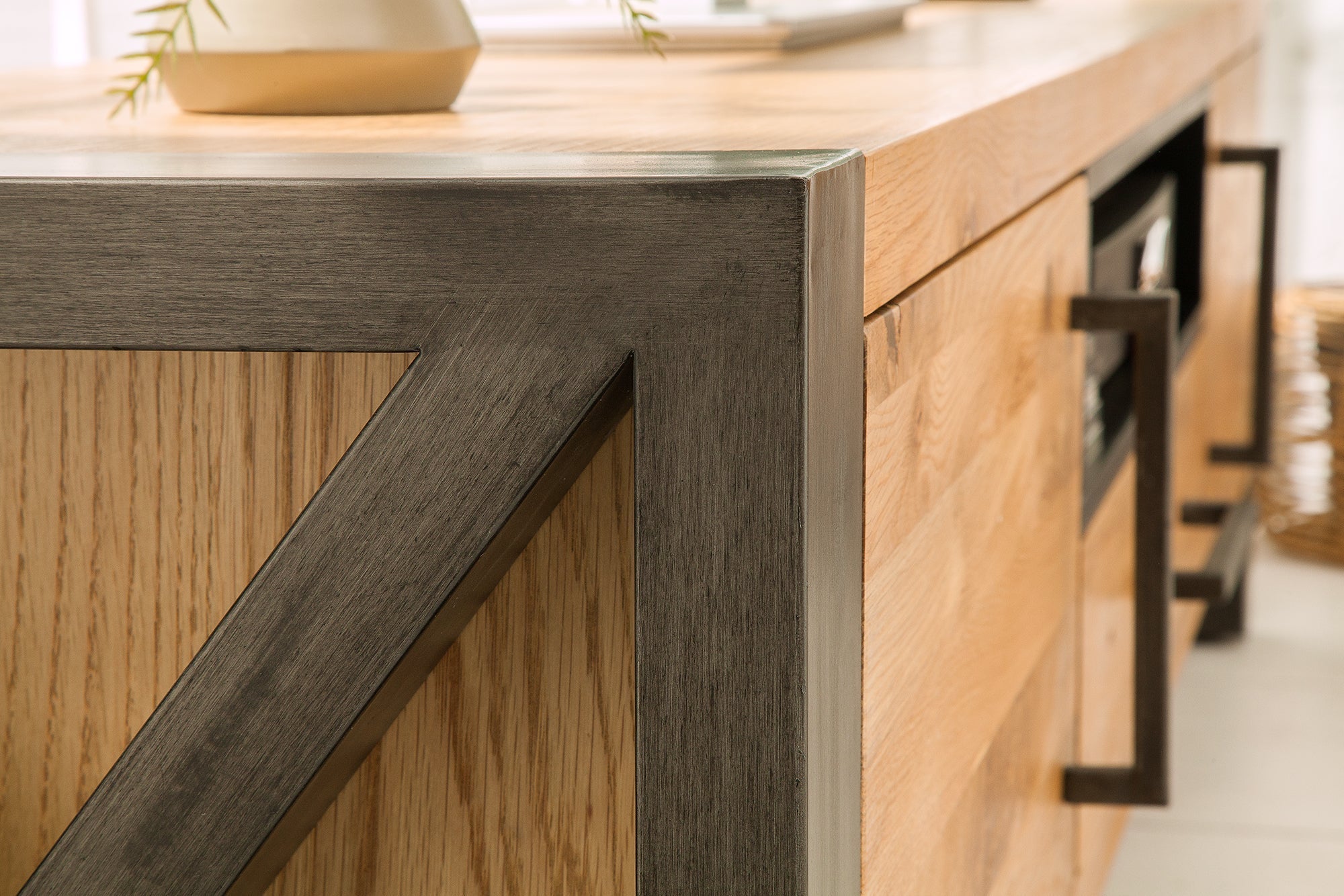 Meuble TV massif THOR 200 cm en chêne sauvage huilé au design industriel