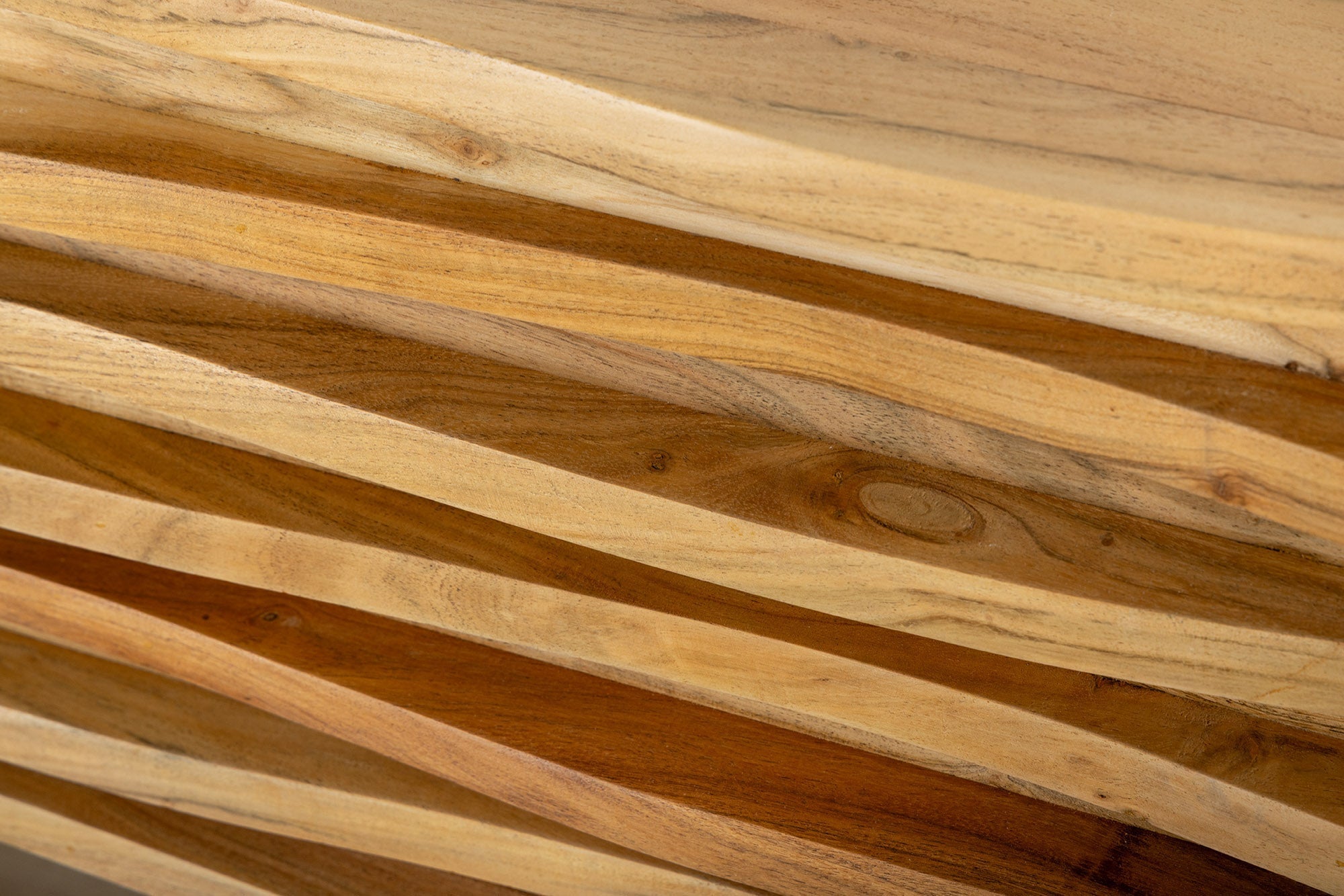 Meuble TV suspendu RELIEF 200 cm en bois d’acacia massif naturel avec une façade élaborée