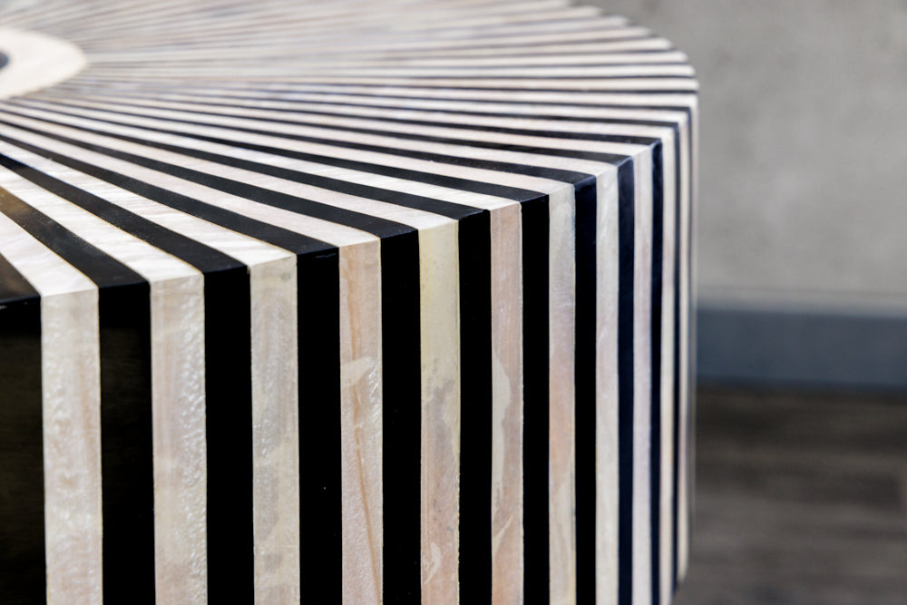 Table basse incrustée d’os HARMONY NATURE 60cm ronde noir blanc or incrusté artisanat