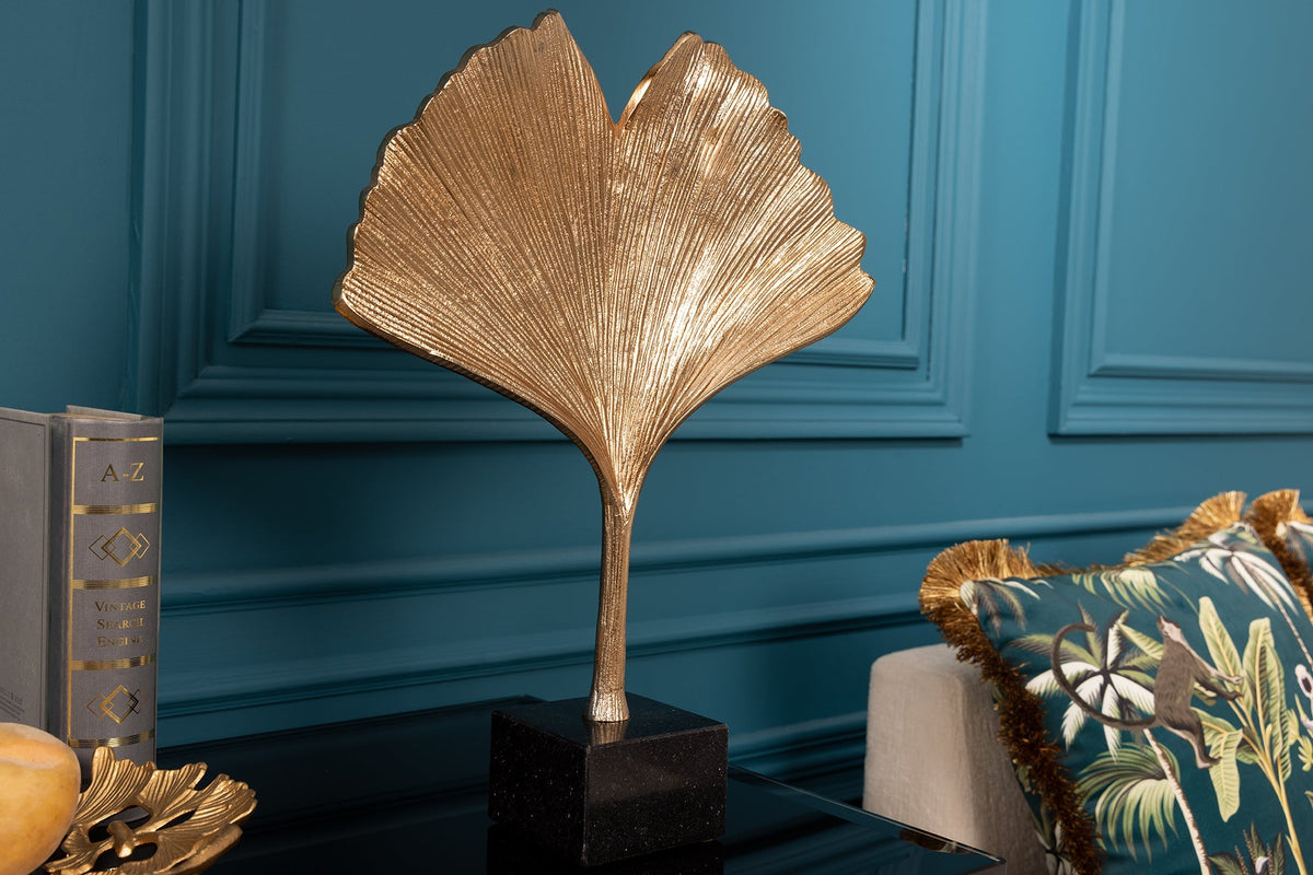 Sculpture décorative FEUILLE DE GINKGO 44cm en métal doré fait main avec socle en marbre