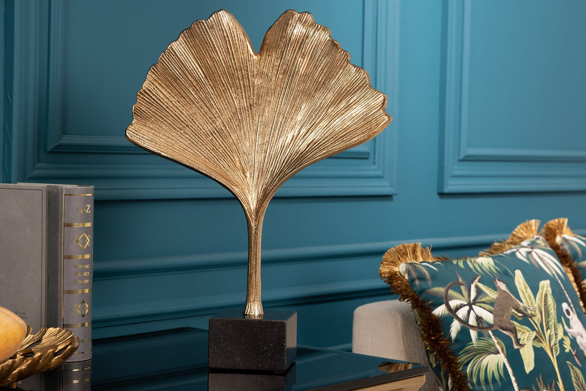 Sculpture décorative FEUILLE DE GINKGO 44cm en métal doré fait main avec socle en marbre