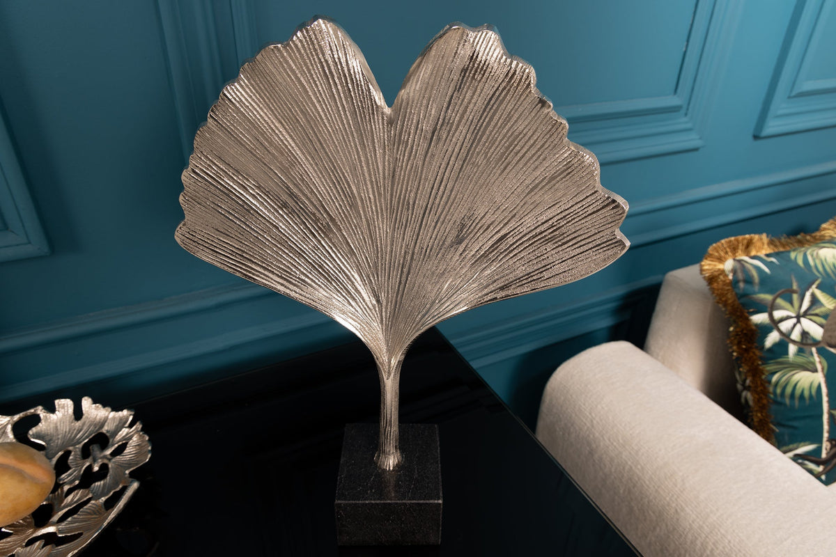 Sculpture décorative FEUILLE DE GINKGO 45cm en métal argenté fait main avec socle en marbre