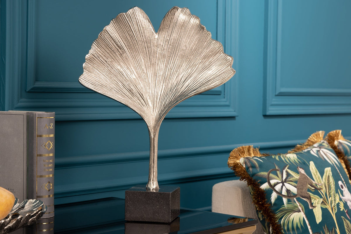 Sculpture décorative FEUILLE DE GINKGO 45cm en métal argenté fait main avec socle en marbre