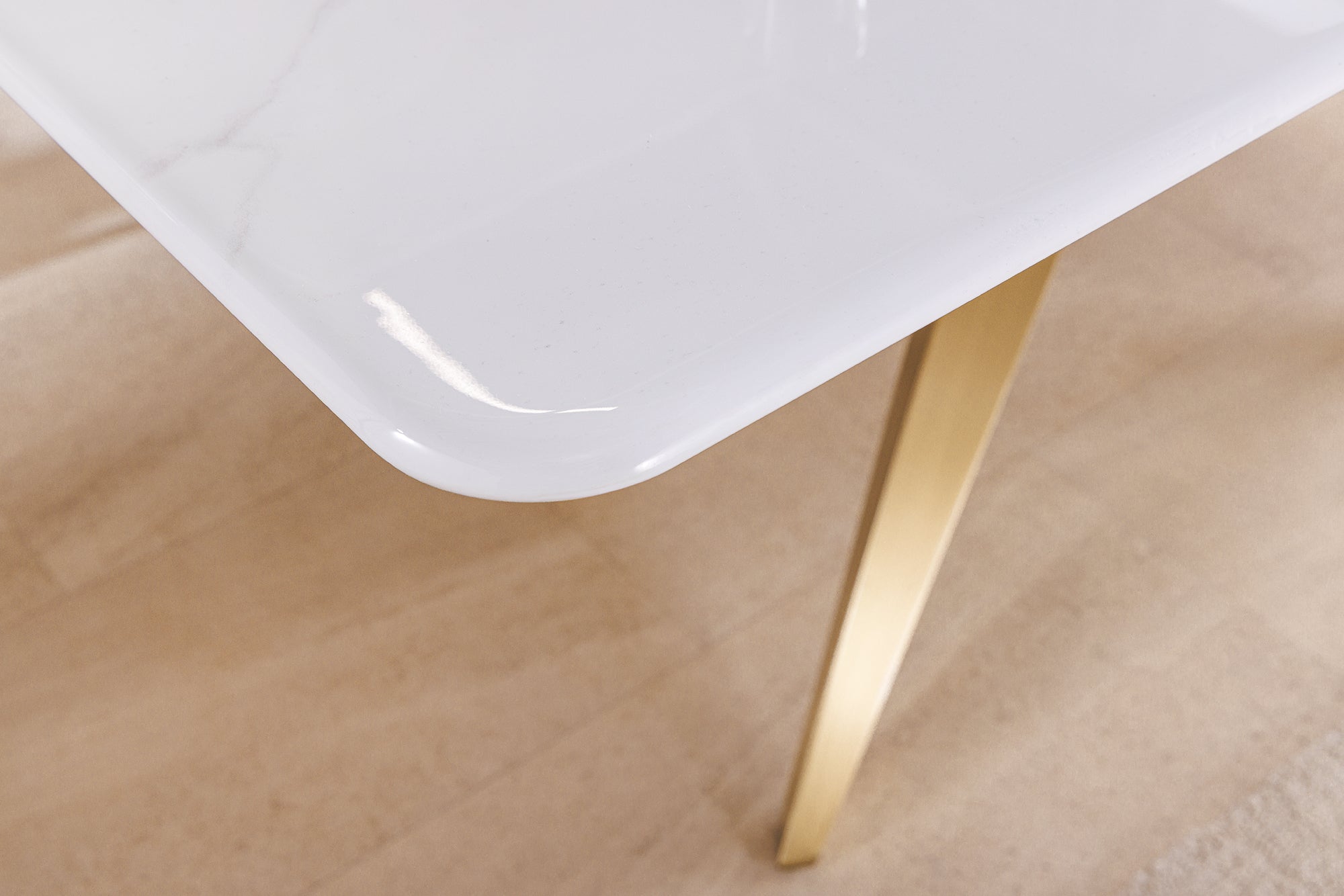 ART LIVING Mesa de comedor de diseño de 200 cm de mármol blanco, cerámica y metal cepillado color oro champán