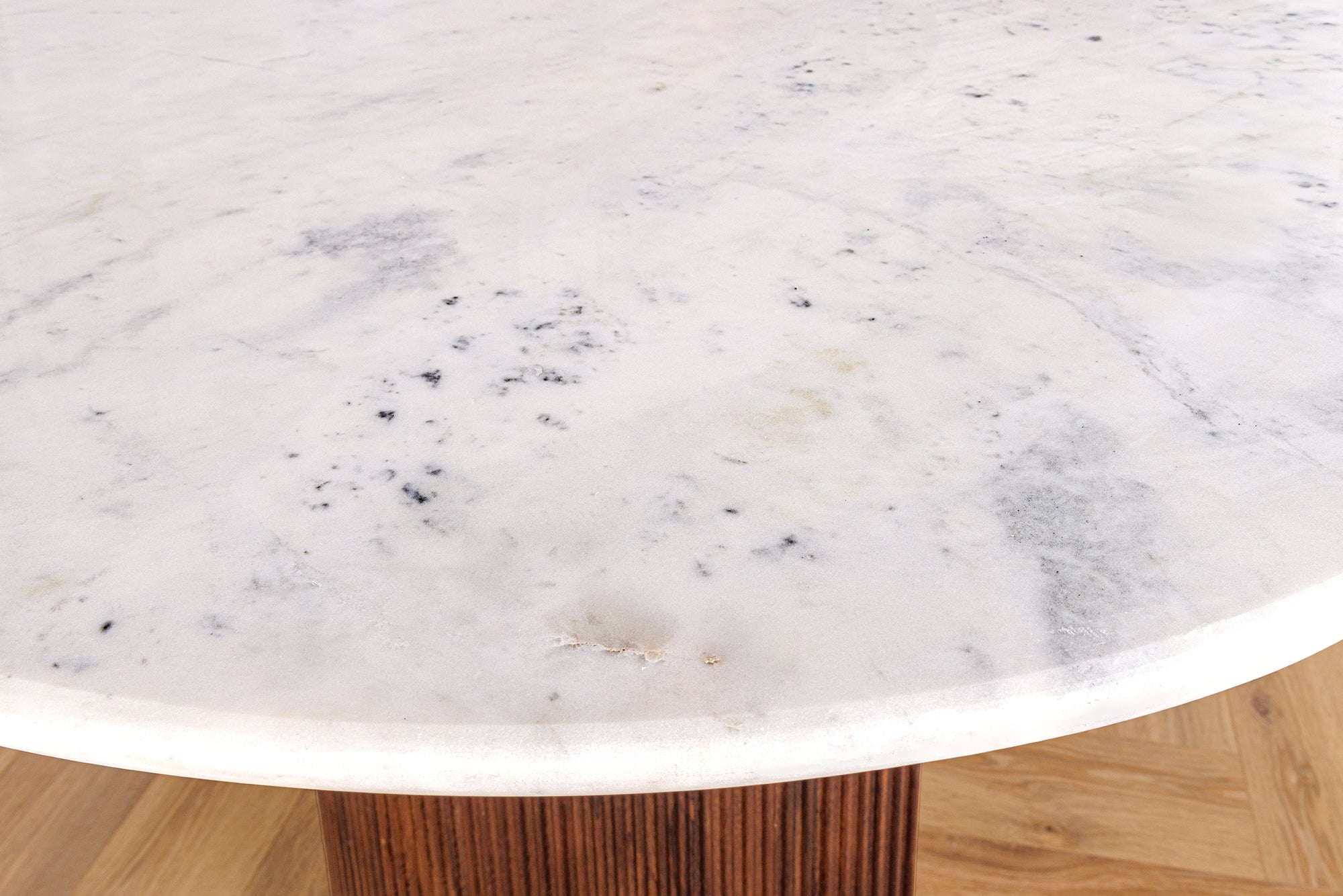 GATSBY mesa de comedor de diseño 240cm madera de mango marrón dorado ovalada tapa de mármol blanco
