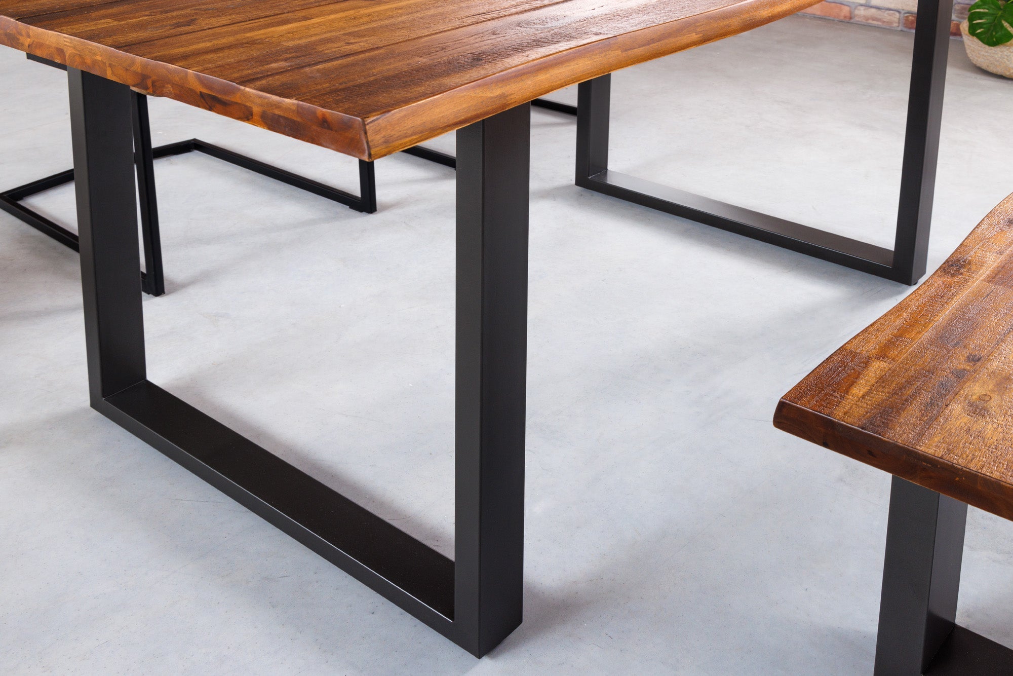 GENESIS mesa de comedor de madera maciza 140cm canto acacia natural pata cantilever antracita