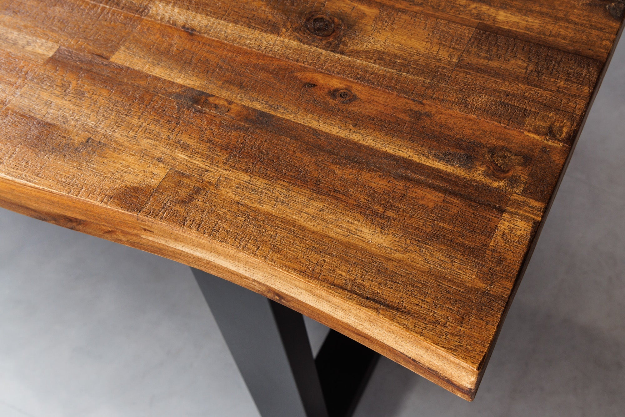 Table à manger en bois massif GENESIS 160cm bord d’acacia anthracite naturel design industriel