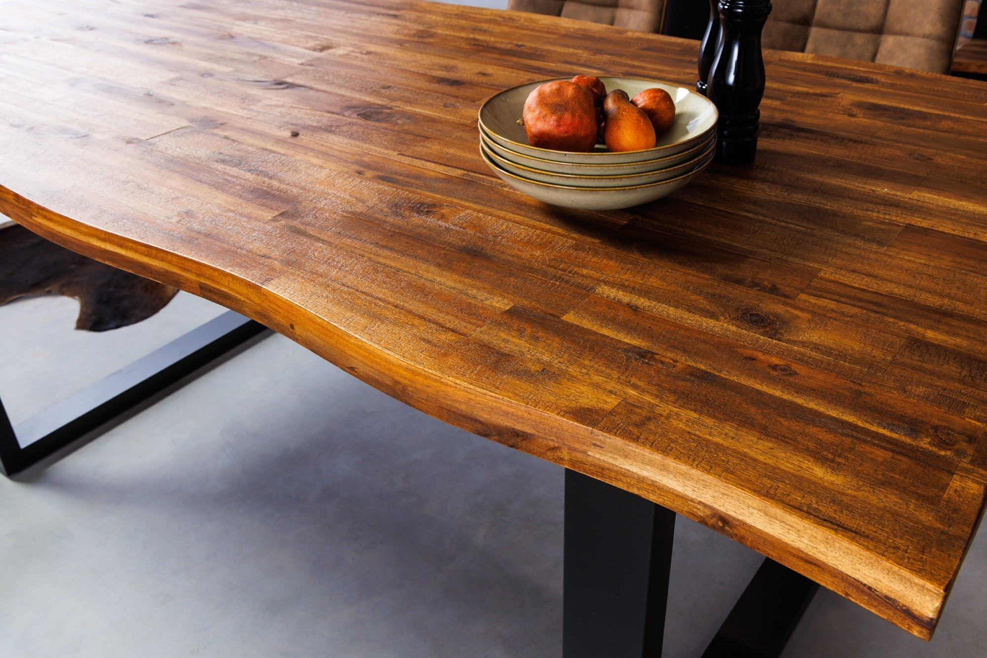Table à manger en bois massif GENESIS 160cm bord d’acacia anthracite naturel design industriel