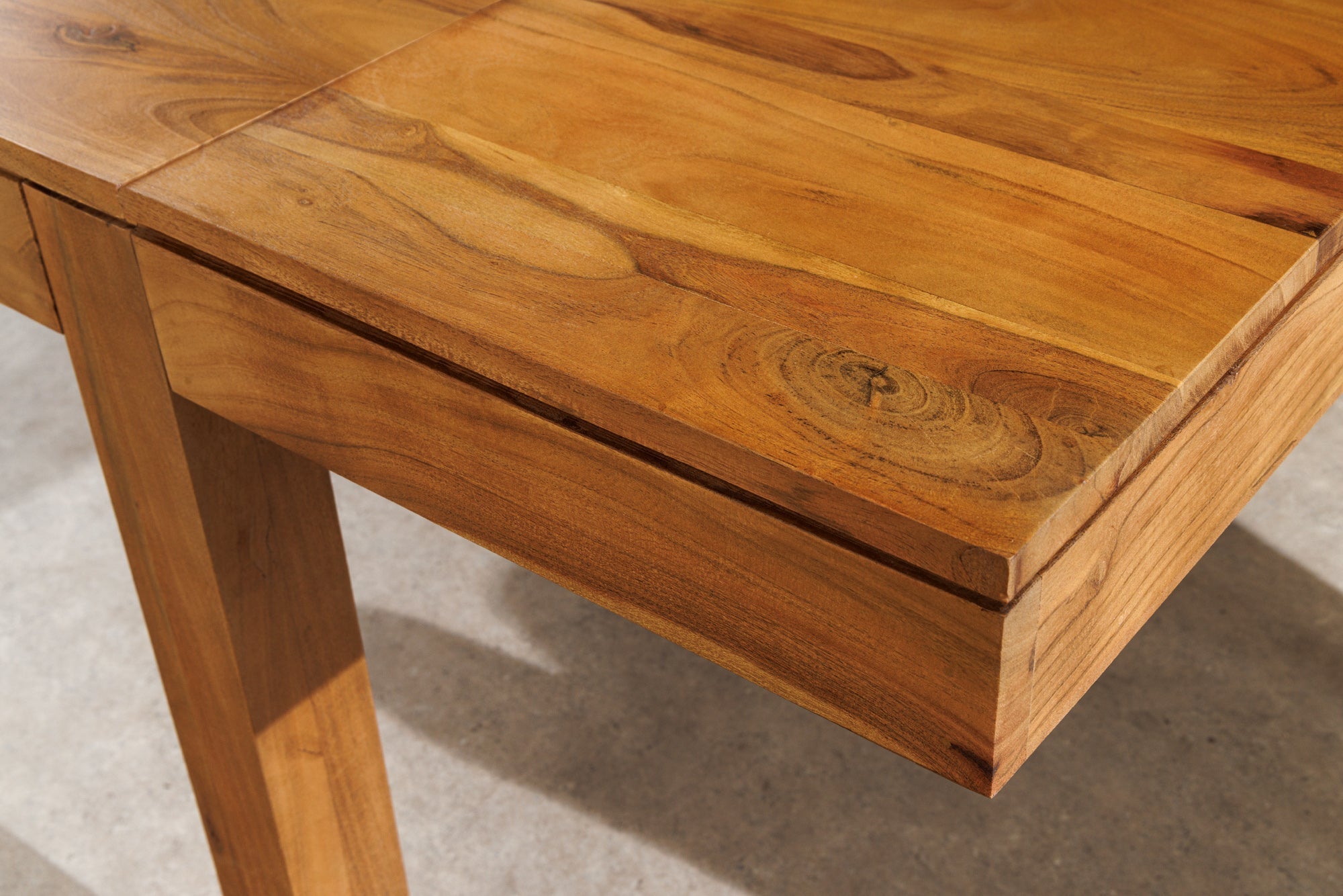 Table à manger en bois massif PURE 120-200cm acacia finition miel naturel avec plaques clipsables