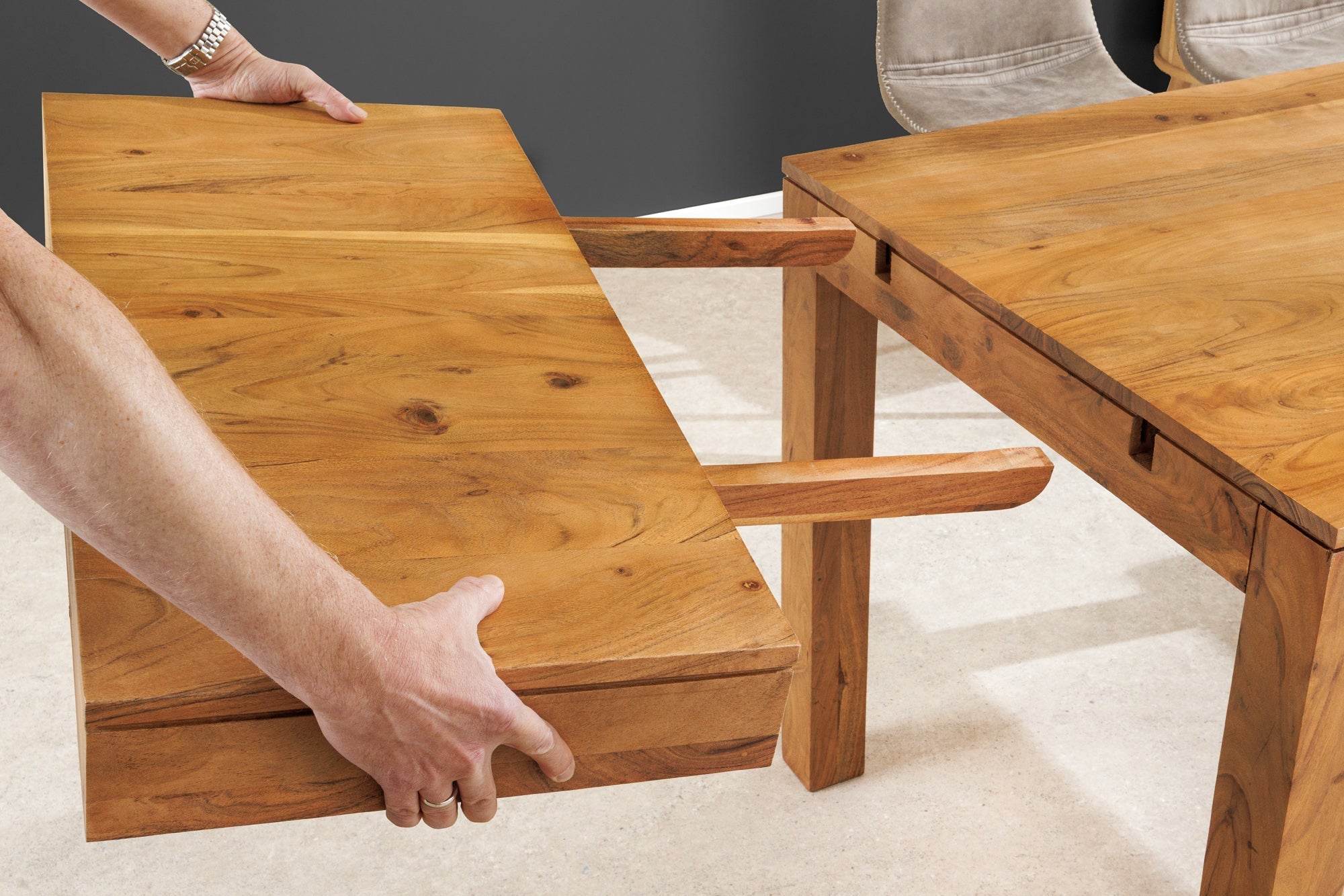 Table à manger en bois massif PURE 120-200cm acacia finition miel naturel avec plaques clipsables