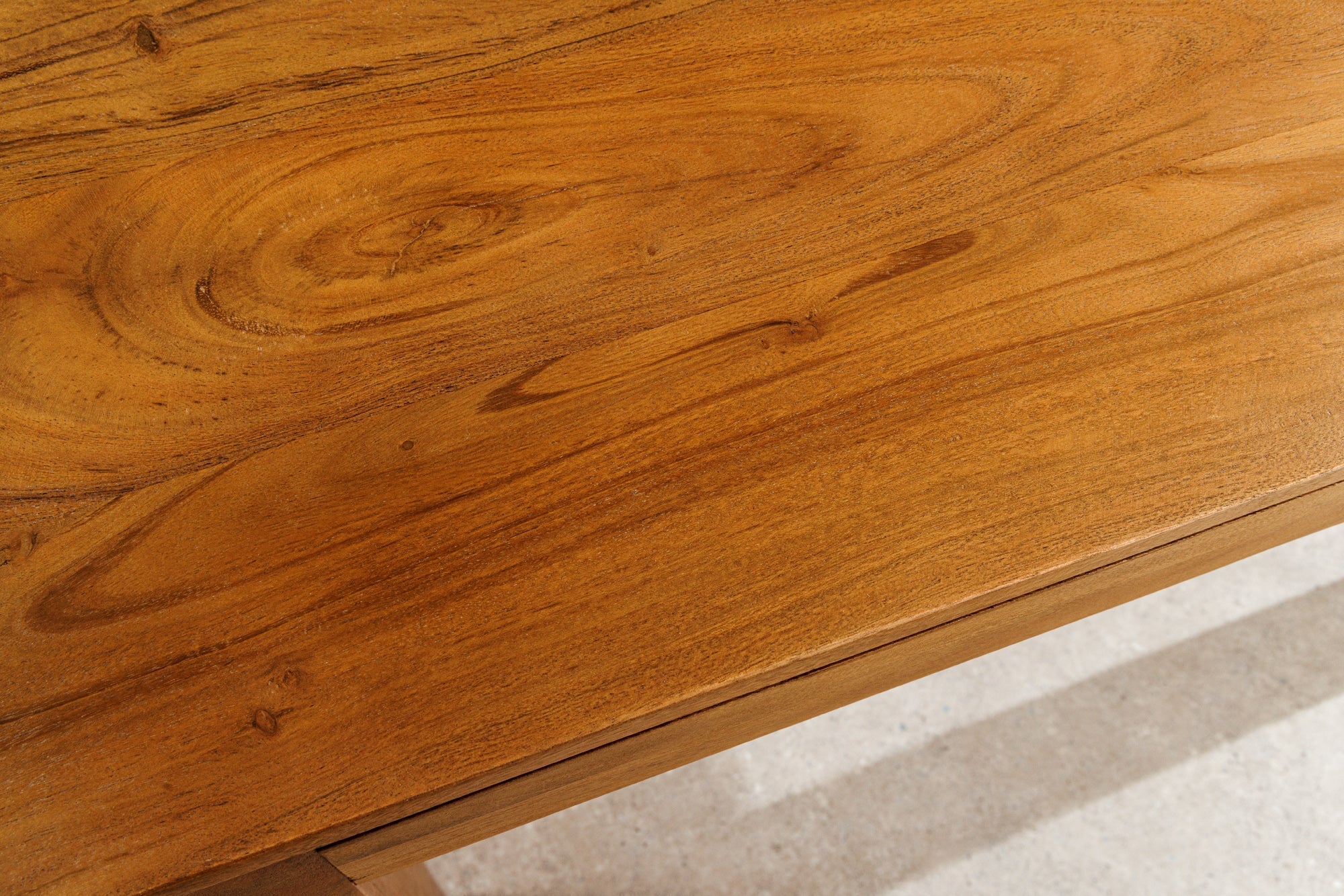 Table à manger en bois massif PURE 120-200cm acacia finition miel naturel avec plaques clipsables