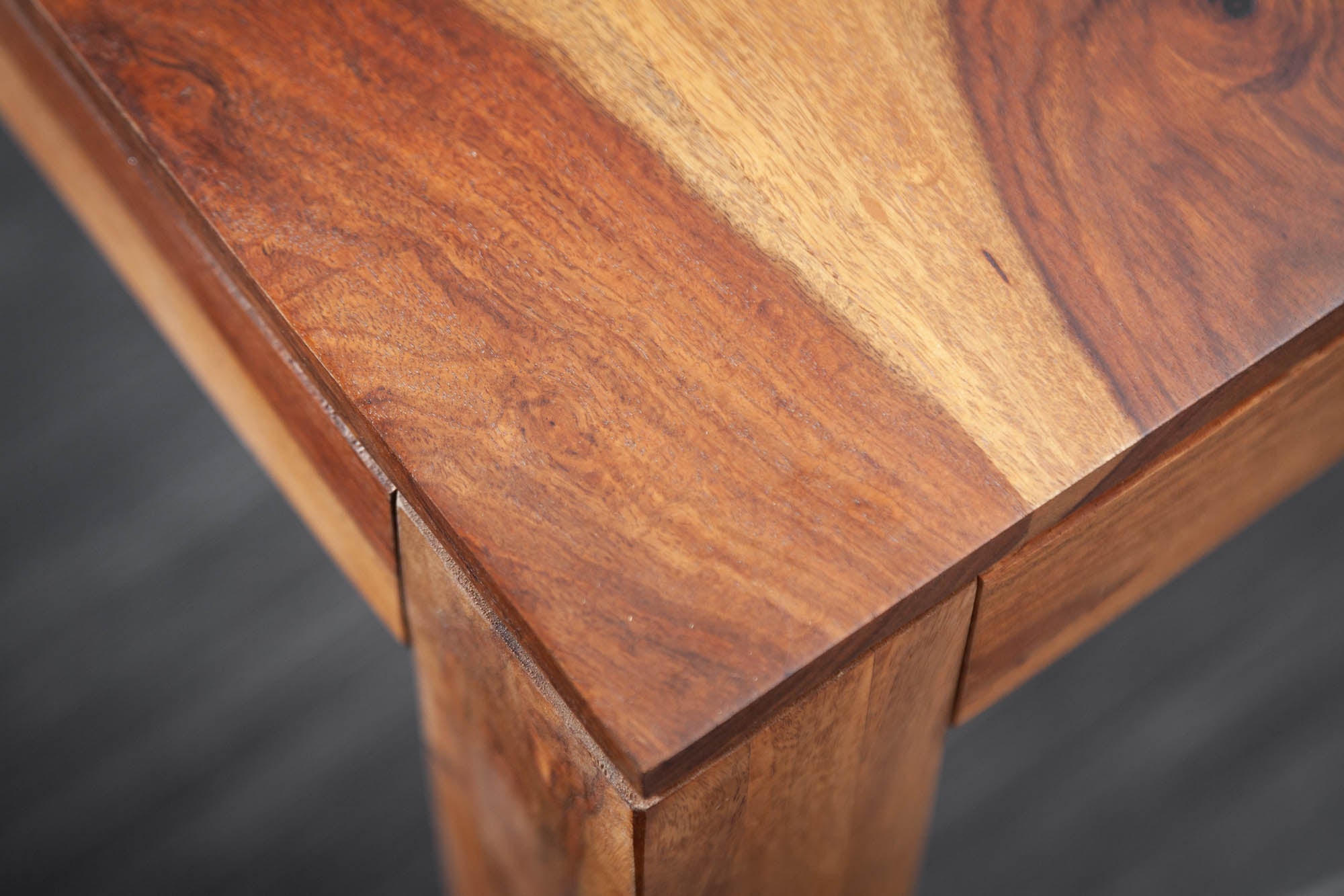 Table à manger en bois massif PURE 120cm bois de Sesham marron finition pierre grain unique
