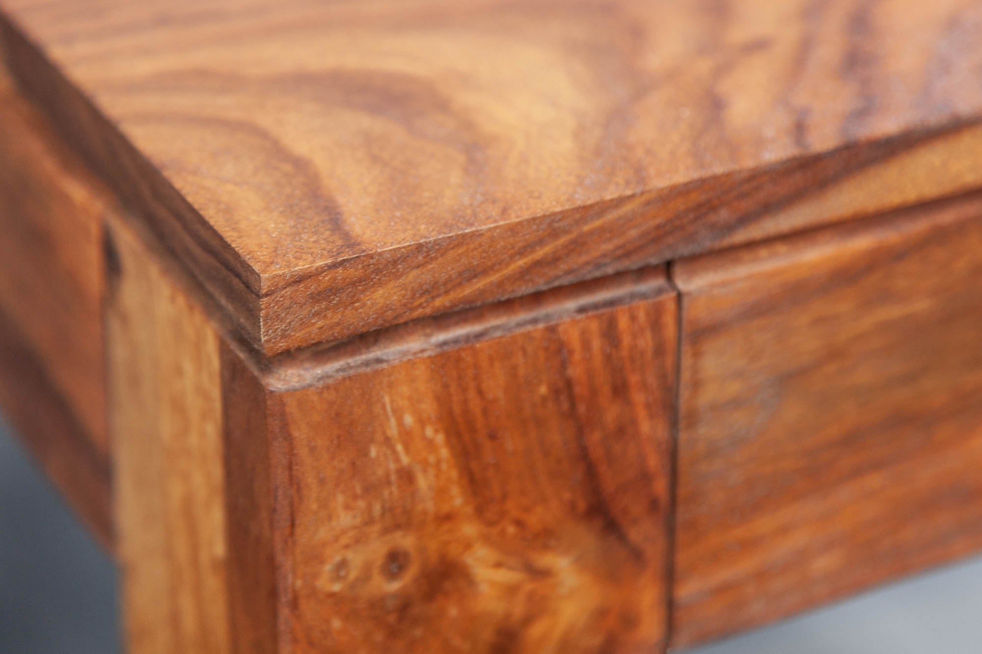 Table à manger en bois massif PURE 120cm bois de Sesham marron finition pierre grain unique