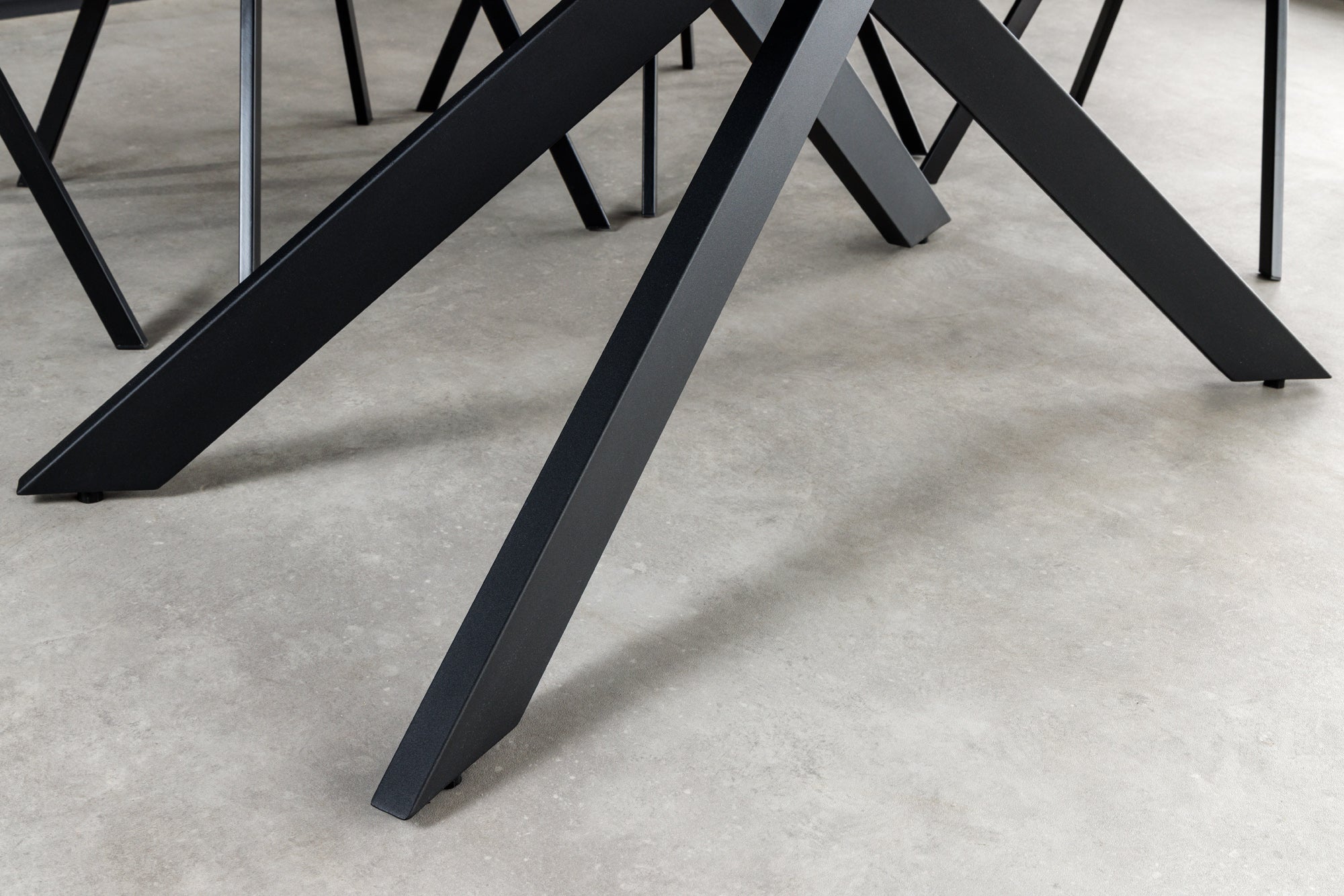 Table à manger extensible ALPINE 160-200 cm céramique anthracite structure métal noir