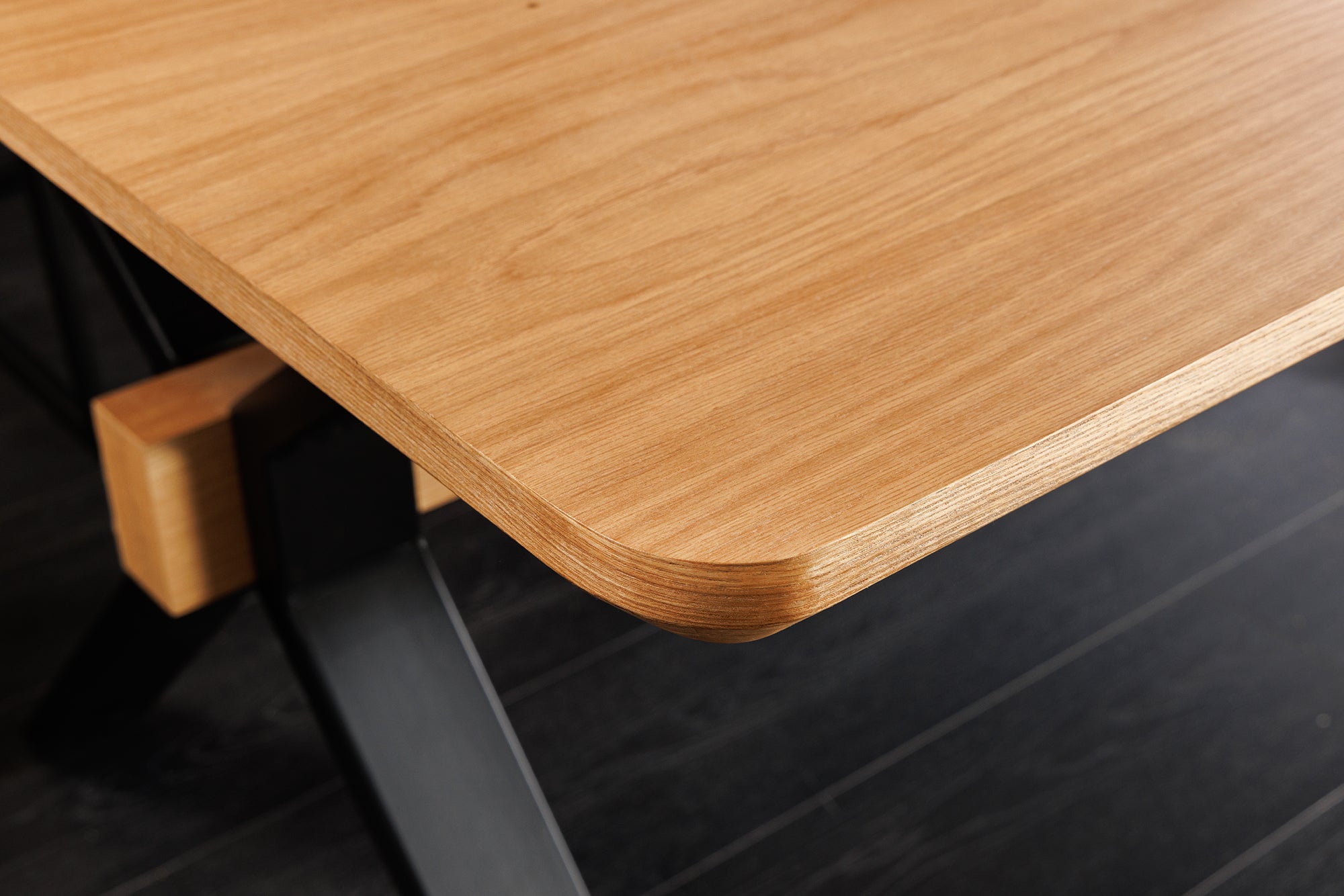 Table à manger extensible GIANT 180-300cm chêne naturel métal noir structure en X