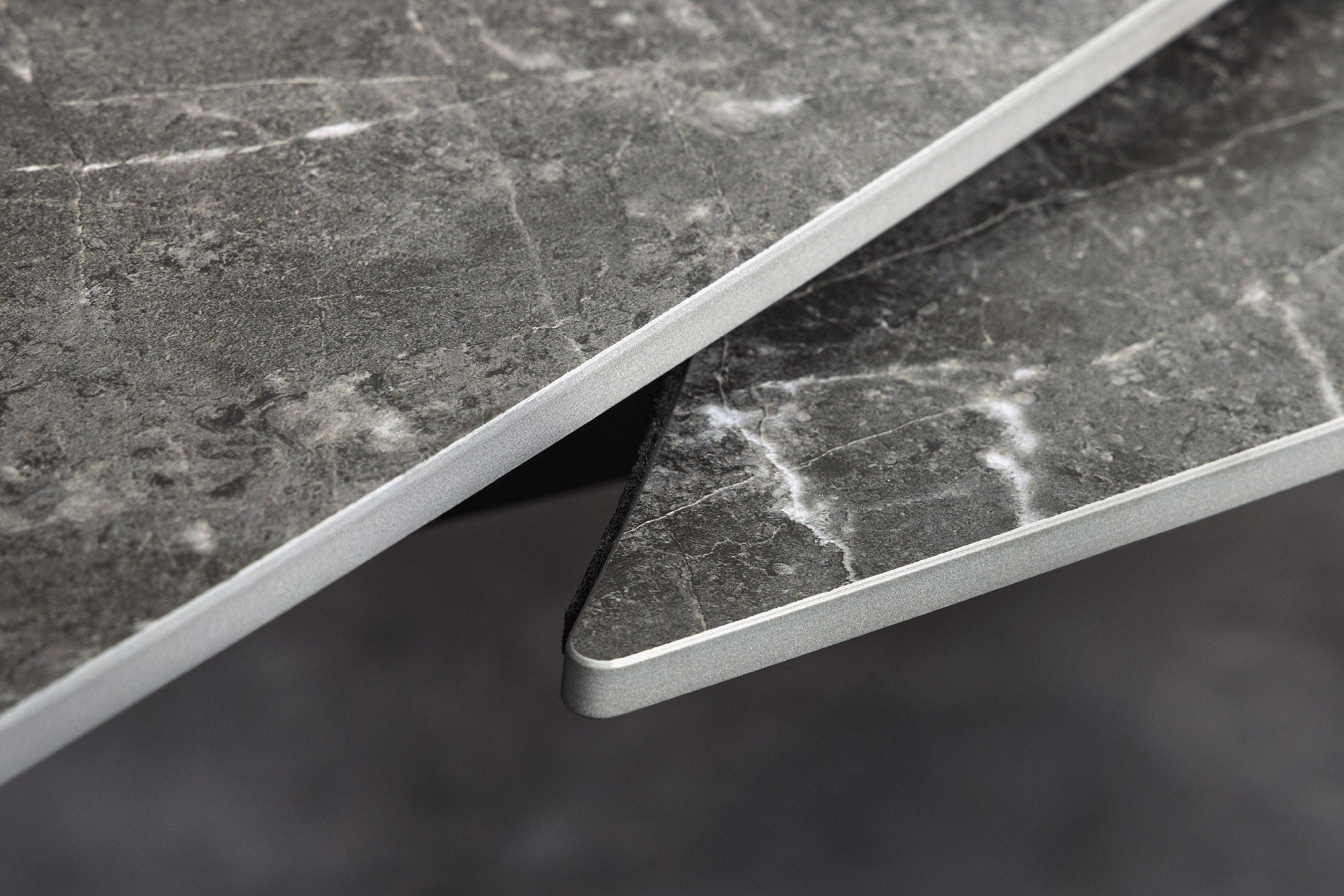 Table à manger extensible INCEPTION 130-190cm anthracite ovale céramique noir métal