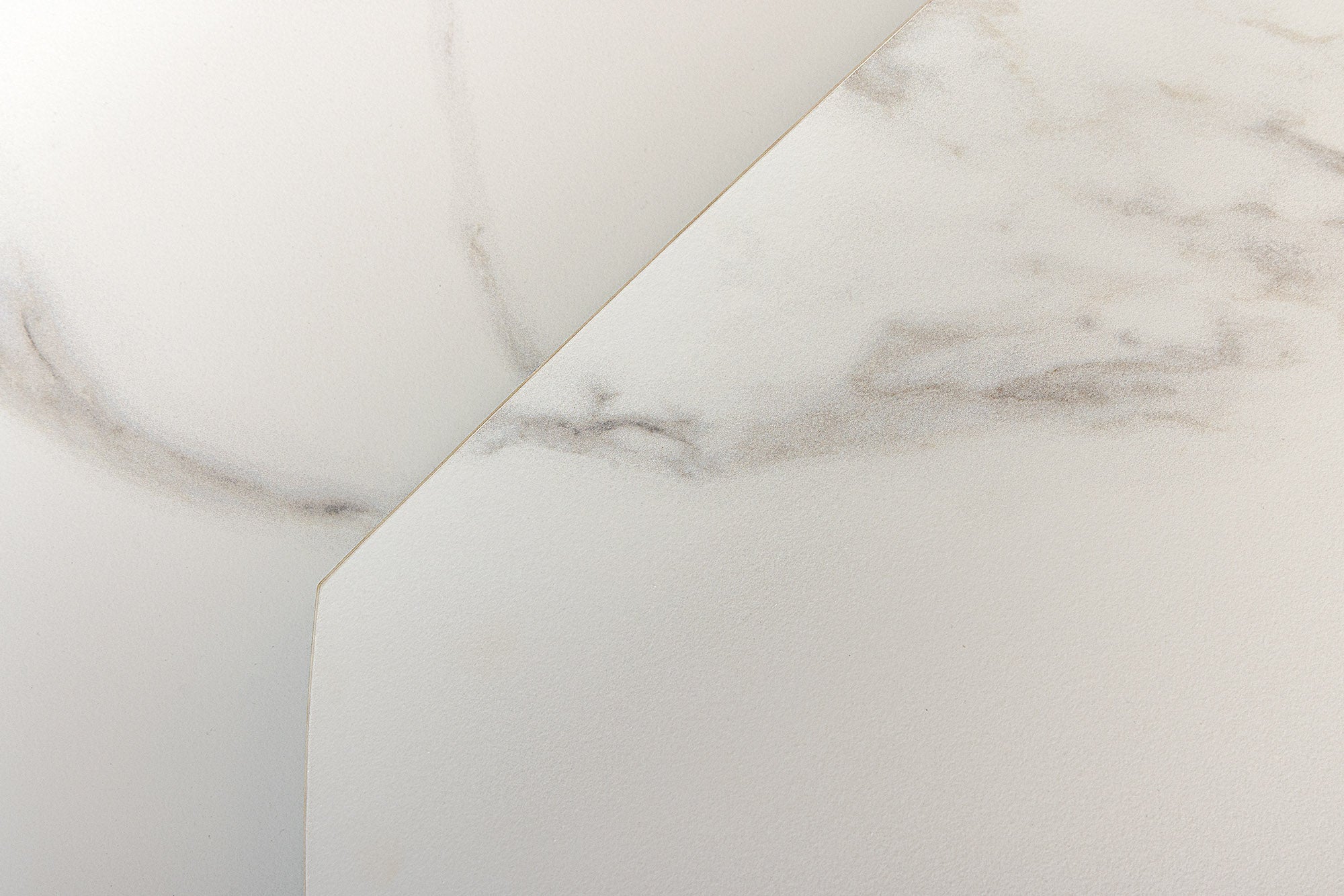 Table à manger extensible INCEPTION 130-190cm marbre blanc céramique structure métal noir