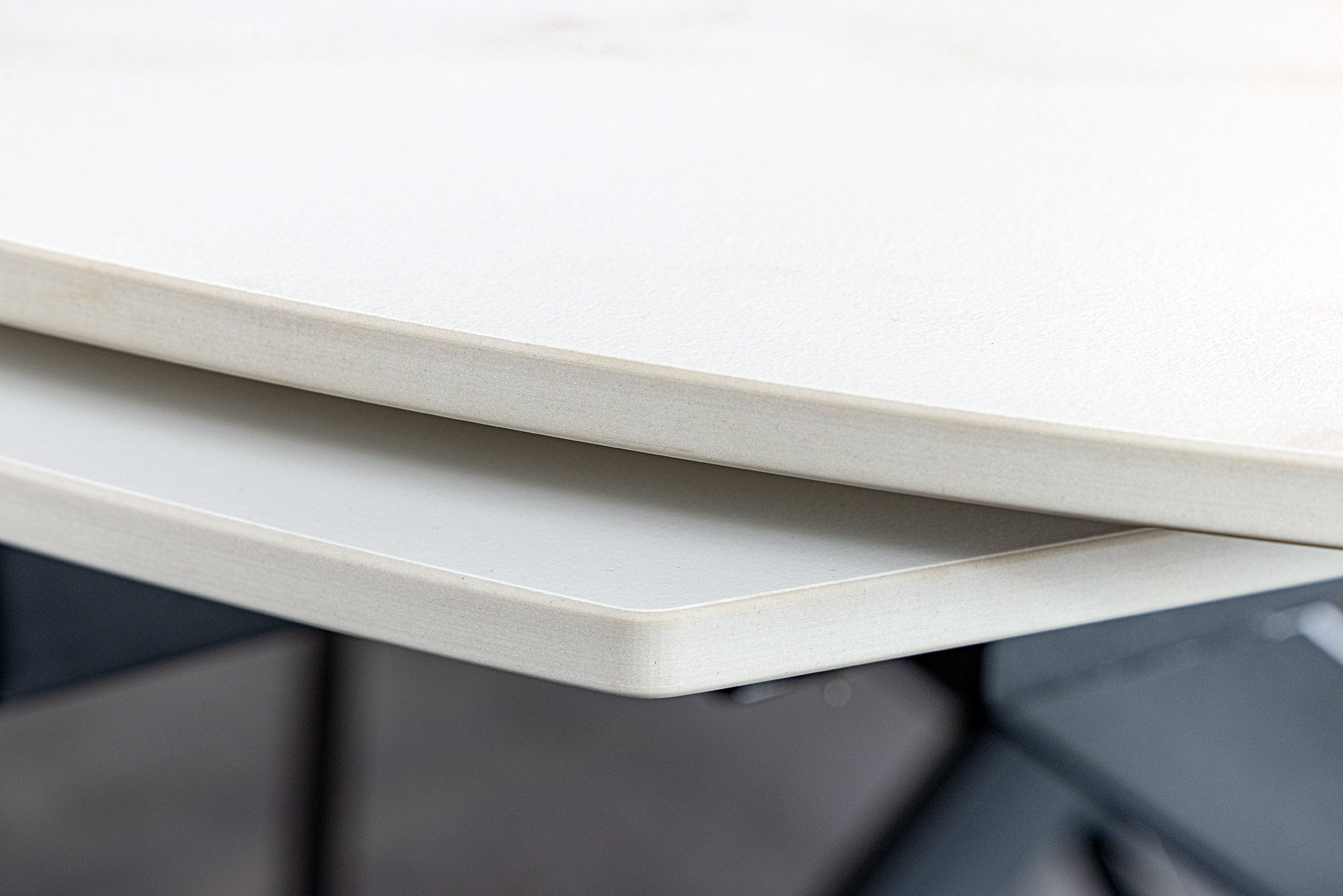 Table à manger extensible INCEPTION 130-190cm marbre blanc céramique structure métal noir