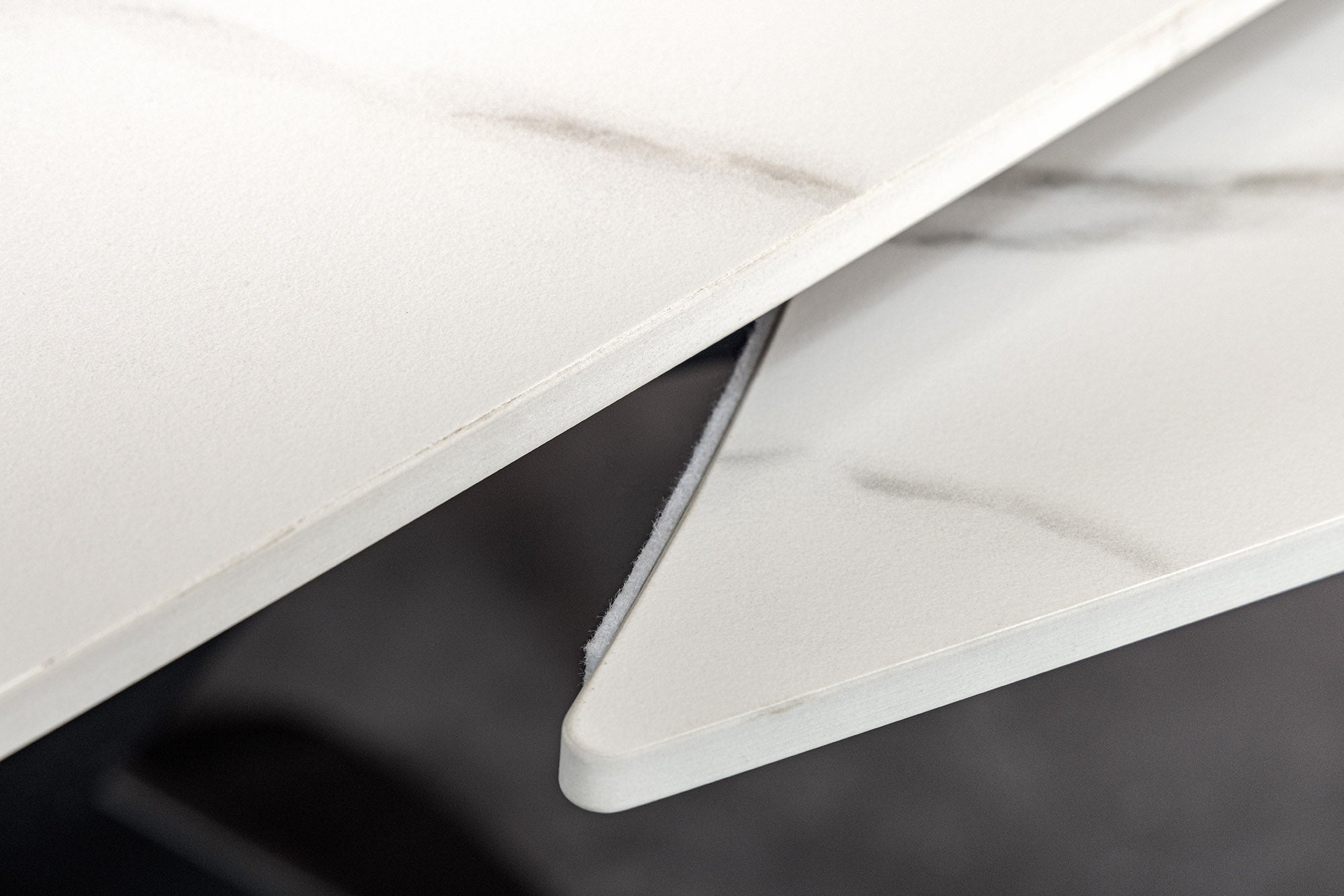 Table à manger extensible INCEPTION 130-190cm marbre blanc céramique structure métal noir