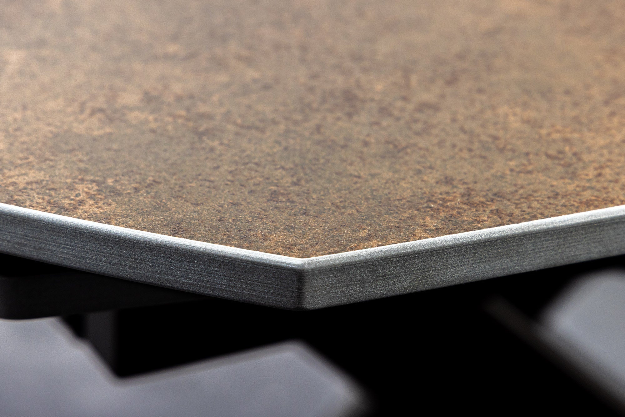 Table à manger extensible INCEPTION 130-190cm rouille ovale céramique structure bronze