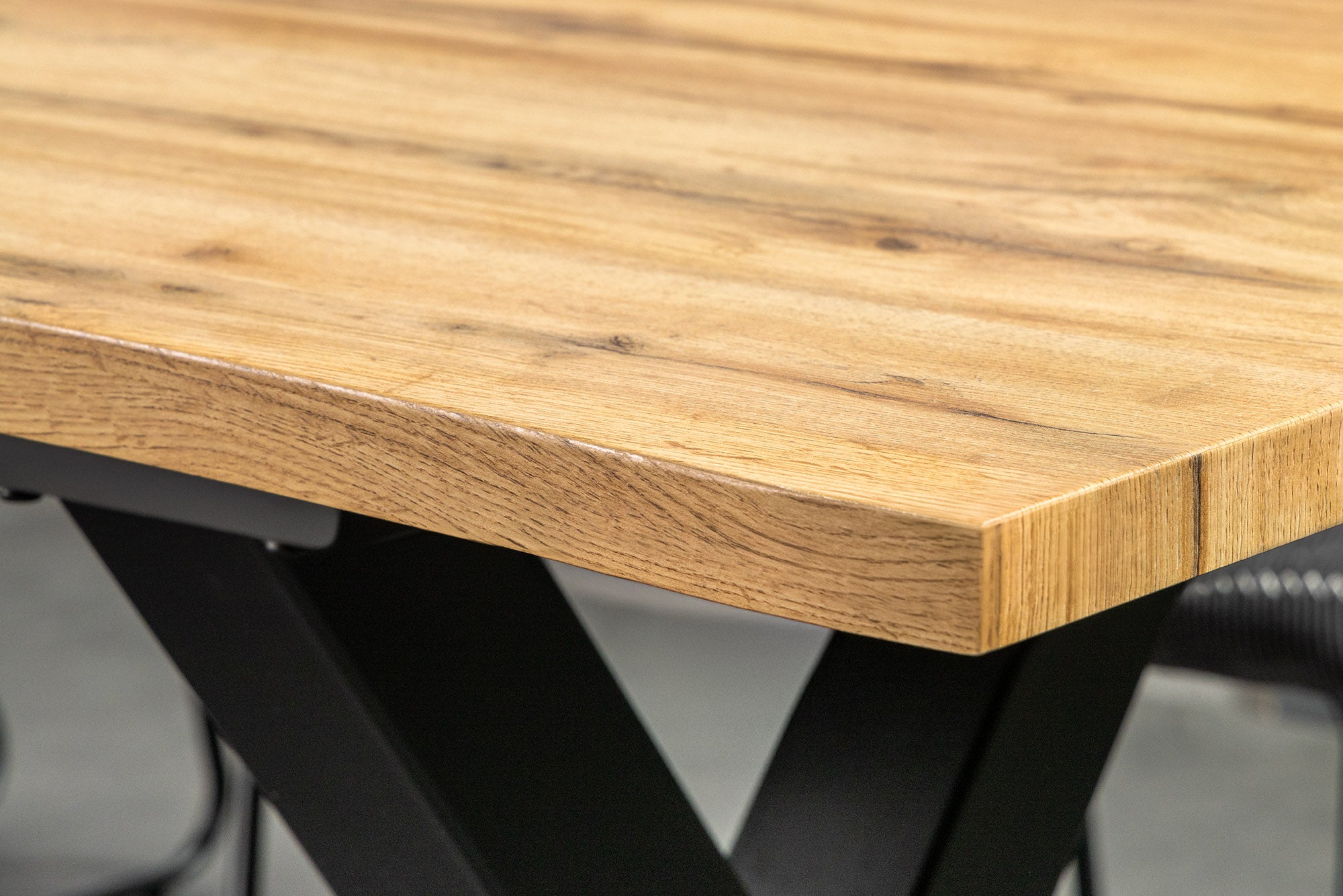 WILD mesa de comedor extensible 180-220 cm roble salvaje look marrón árbol borde negro