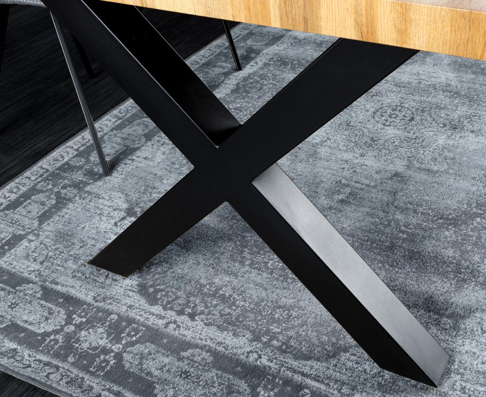 table-a-manger-industrielle-wild-200-cm-design-chene-sauvage-marron-bord-darbre-cadre-en-x-noir_45084 (inv)