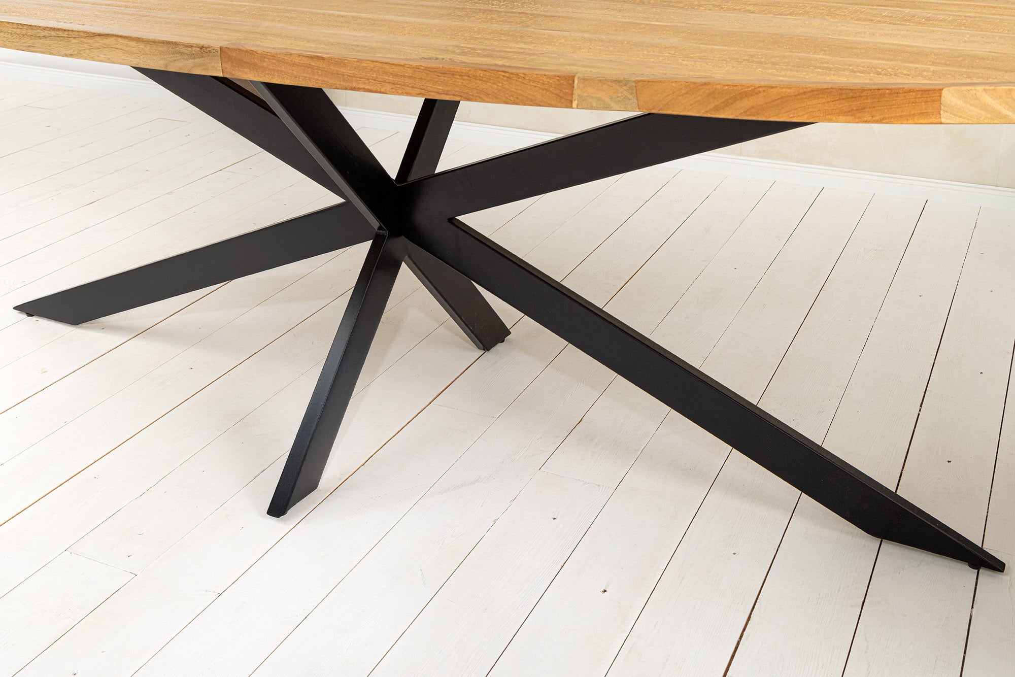 Table à manger massive GALAXIE 240cm bois de manguier marron ovale structure étoile en fer noir
