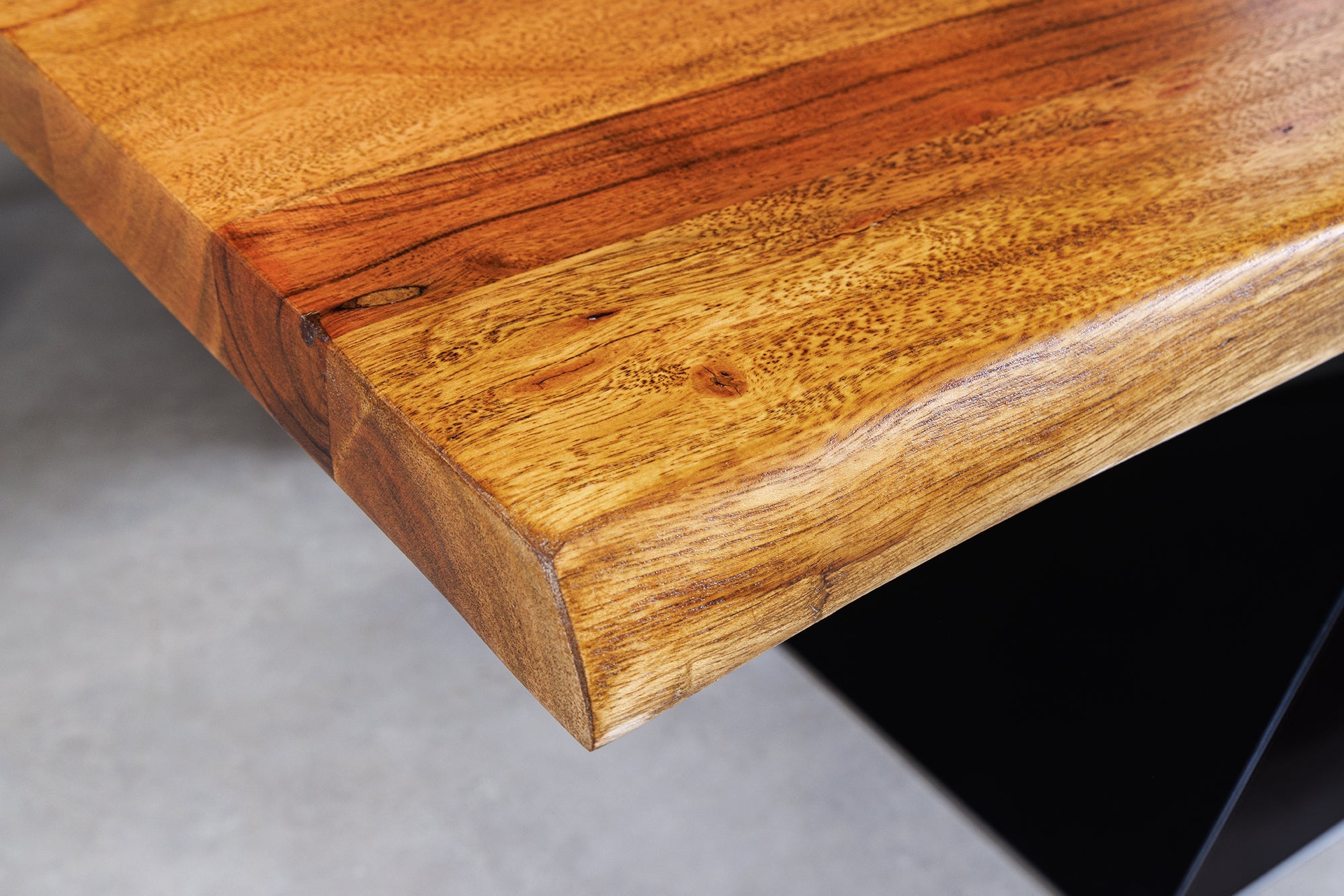 Mesa de comedor MAMMUT BALANCE 200cm de madera maciza de acacia marrón natural con canto negro