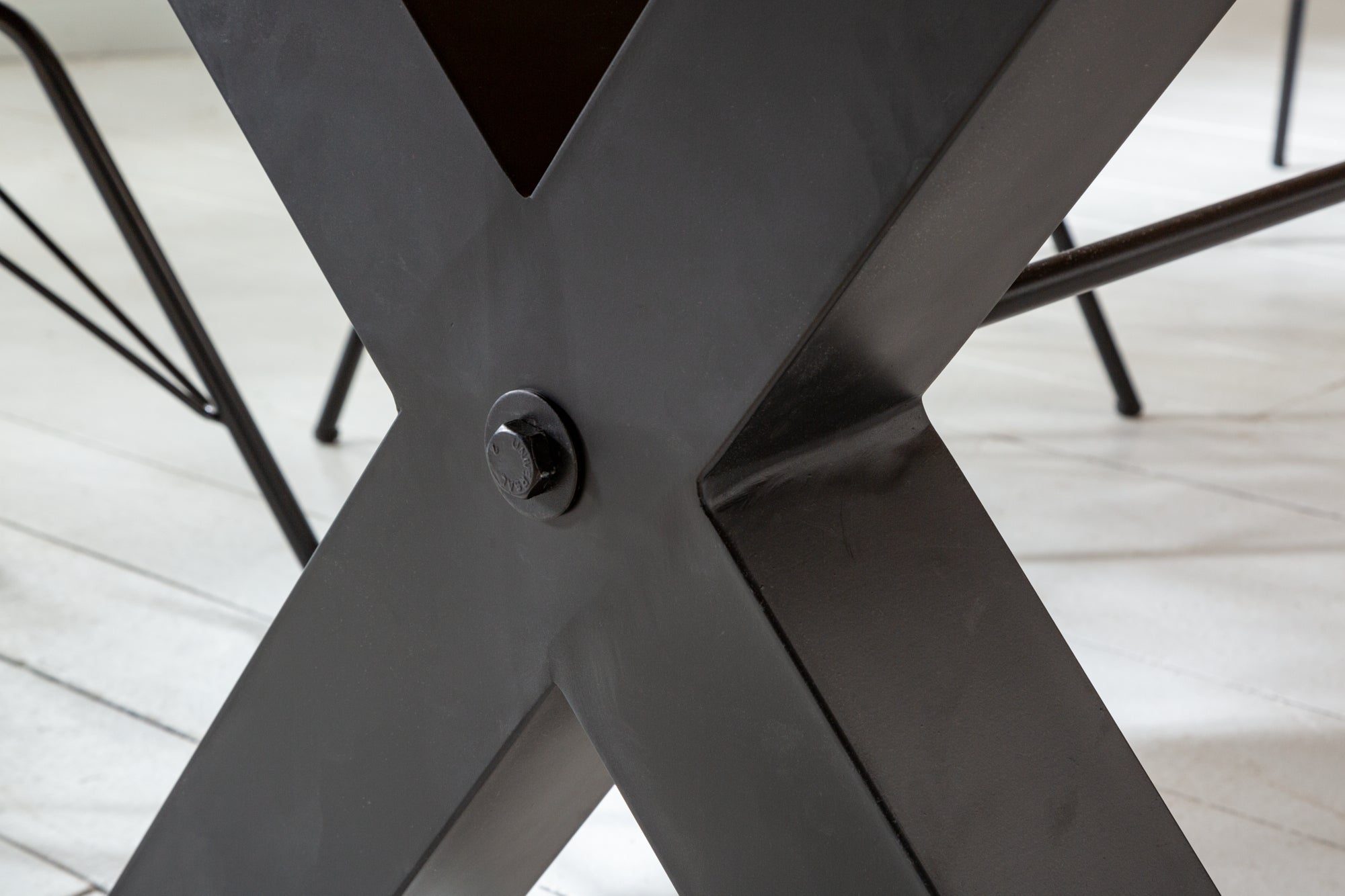 THOR Mesa de comedor maciza marrón vintage de 240 cm con estructura en forma de X de pino recuperado de diseño industrial