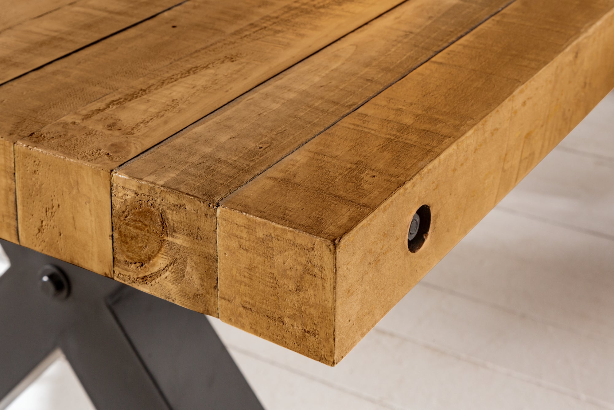 THOR Mesa de comedor maciza marrón vintage de 240 cm con estructura en forma de X de pino recuperado de diseño industrial