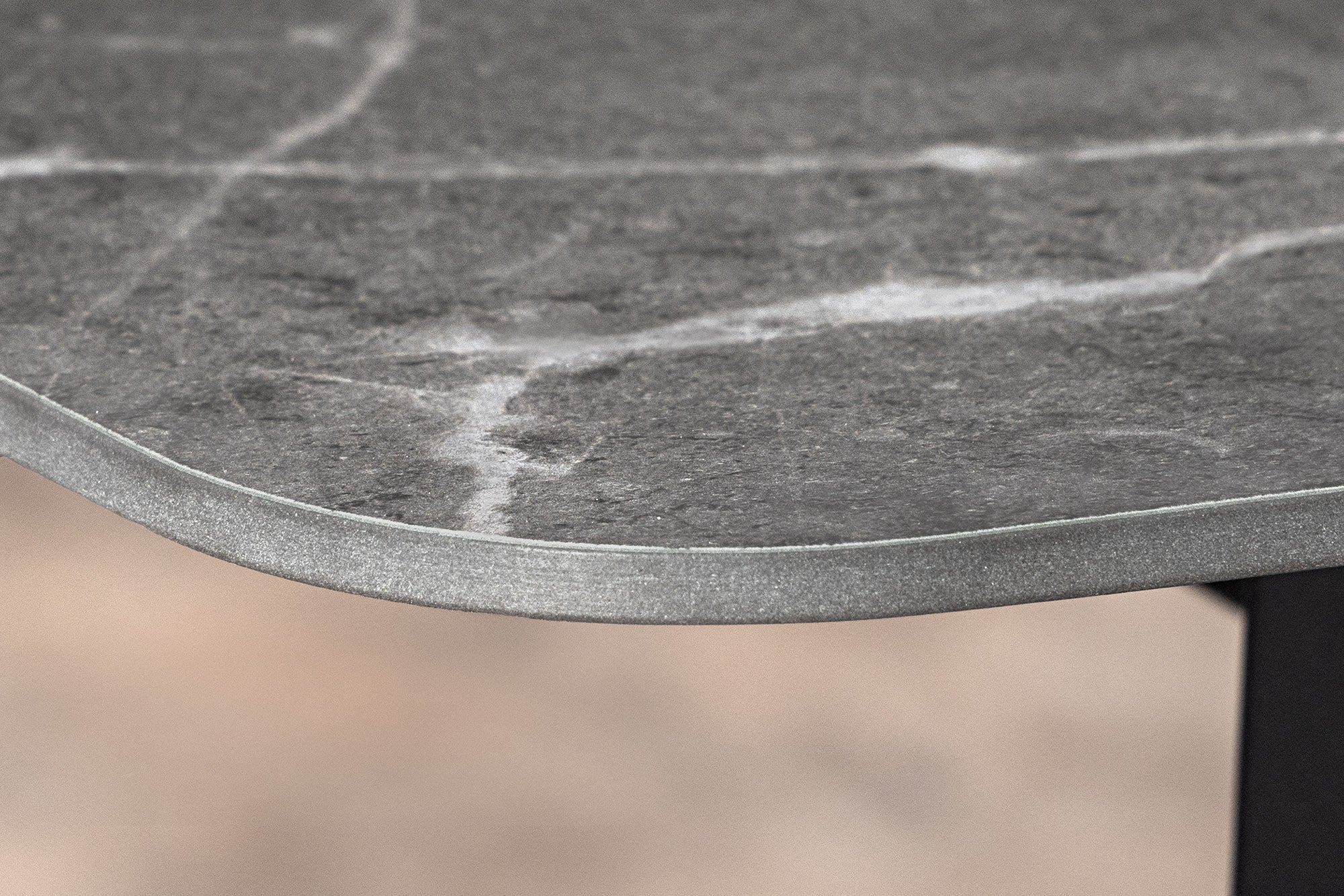 Table à manger moderne MILANO 160cm céramique anthracite pieds métal noir