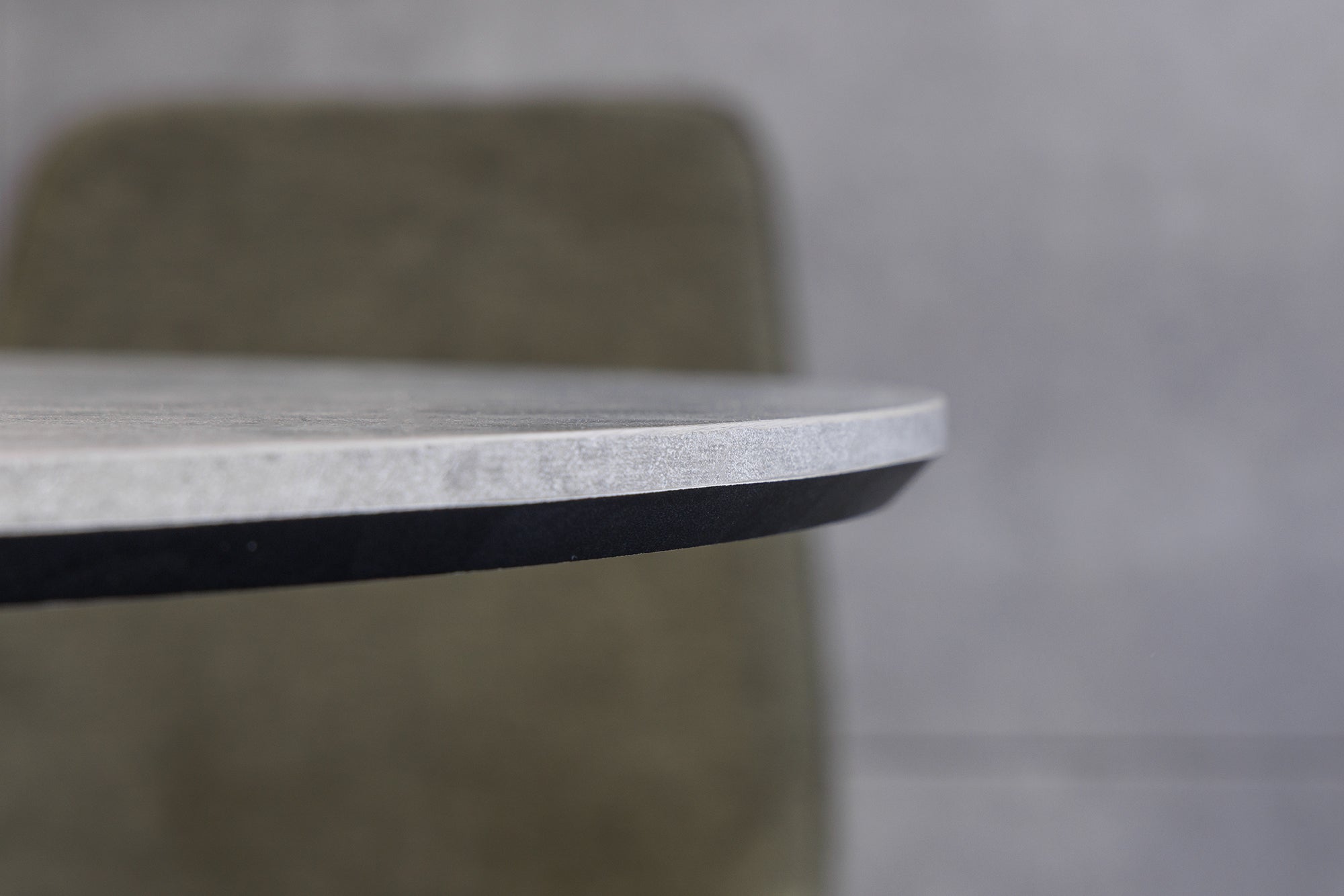 Table à manger ronde ATELIER 120cm béton gris design métal noir