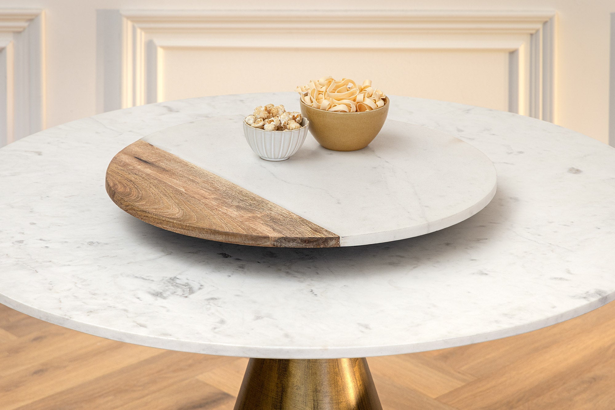 ELEGANCIA Mesa de comedor redonda de 100 cm en latón, mármol blanco y hierro con base de columna