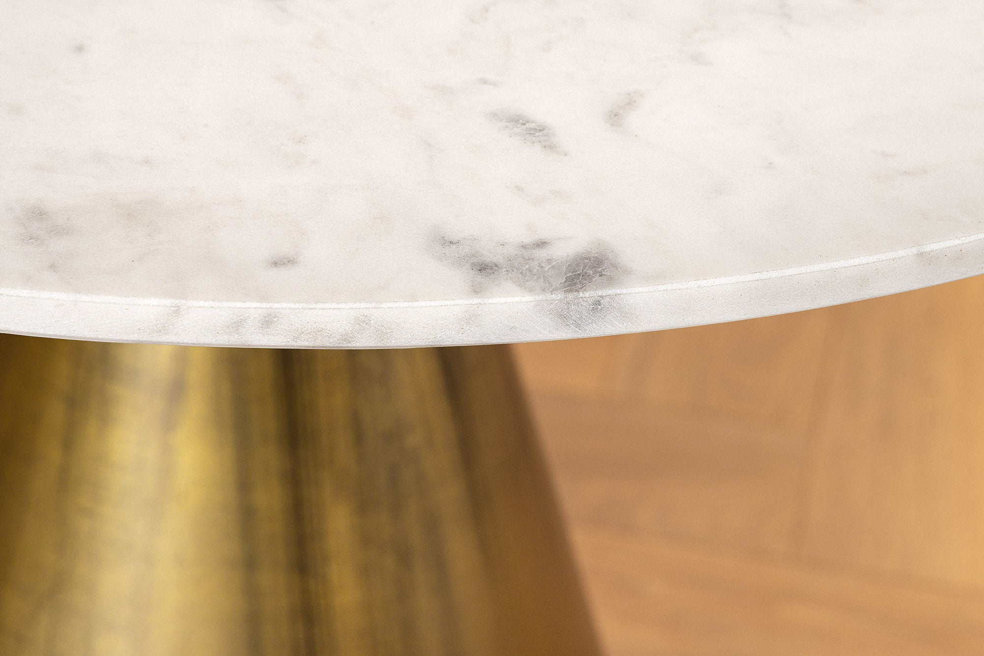 ELEGANCIA Mesa de comedor redonda de 100 cm en latón, mármol blanco y hierro con base de columna