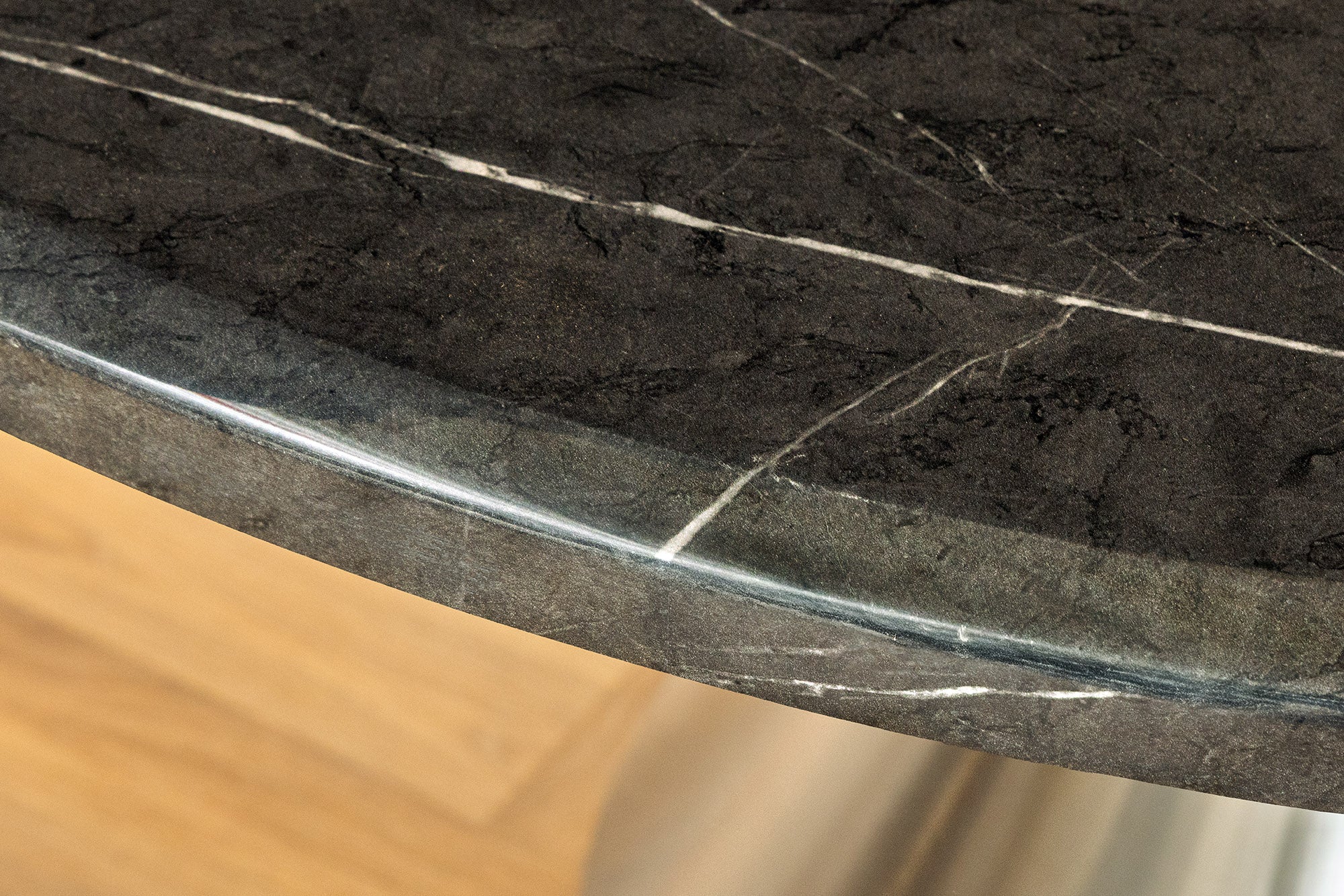 ELEGANCIA Mesa de comedor redonda de 130 cm en mármol negro y acero cromado con base de columna